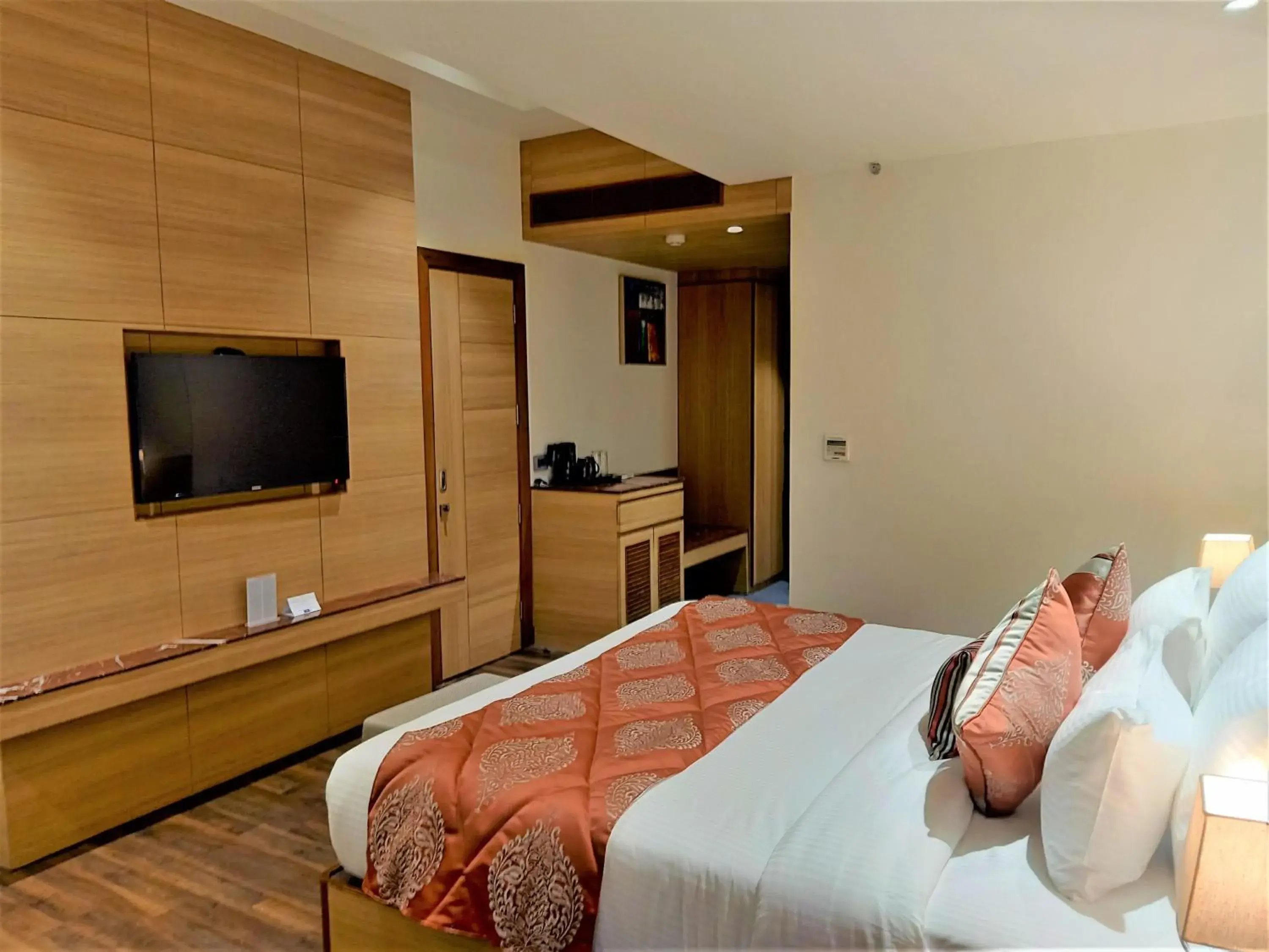 Communal lounge/ TV room, Bed in Best Western La Vista Pathankot