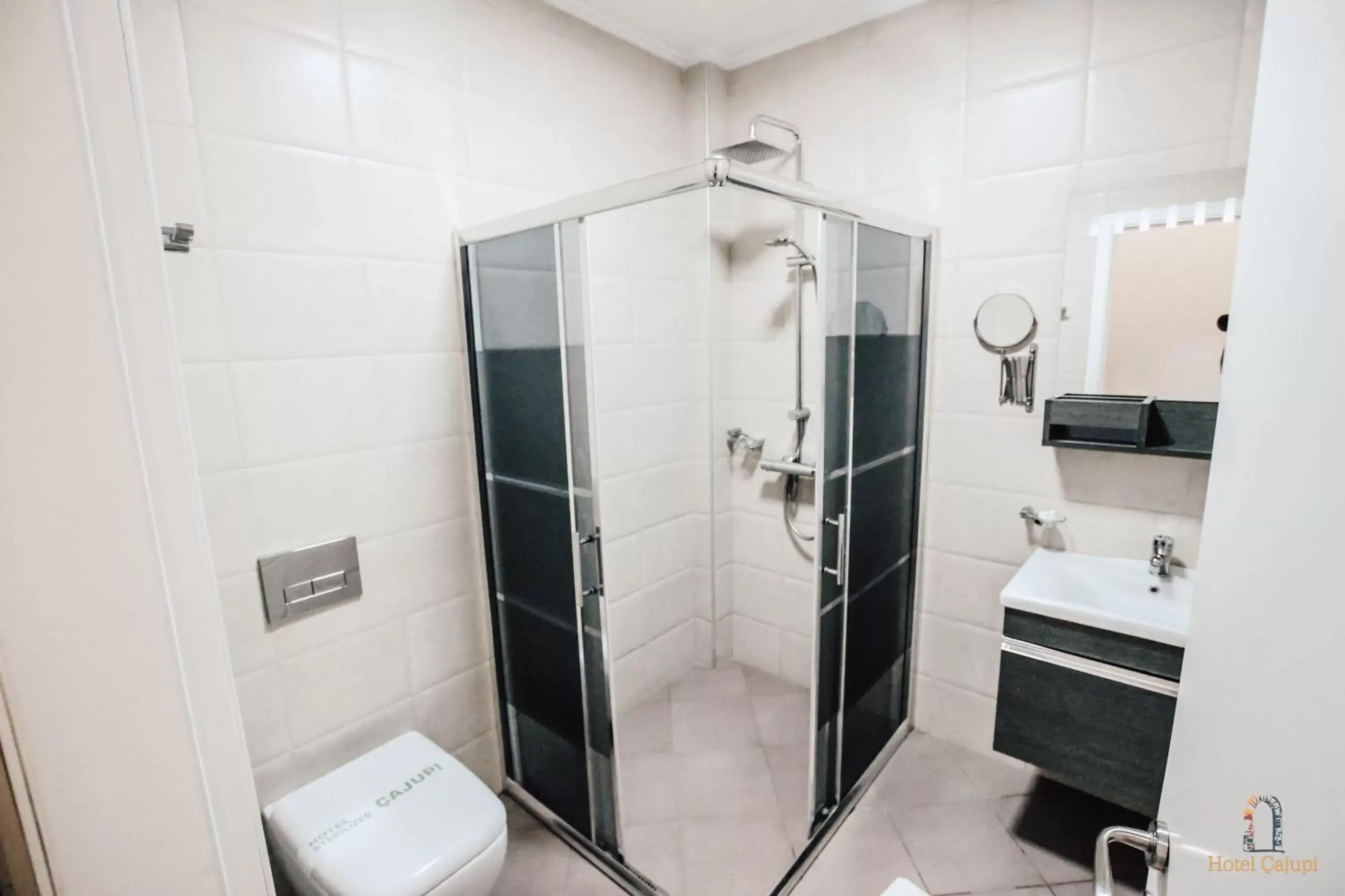 Shower, Bathroom in Hotel Cajupi