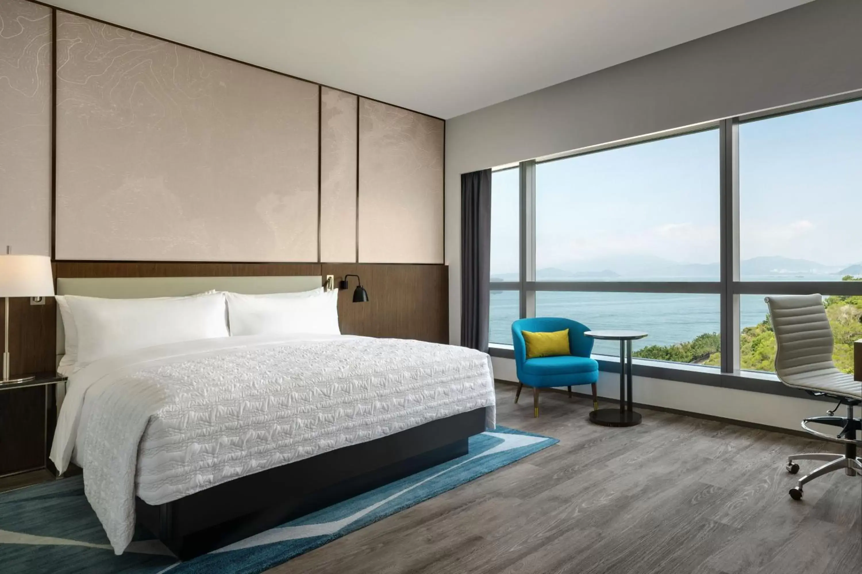 Photo of the whole room, Bed in Le Méridien Hong Kong, Cyberport