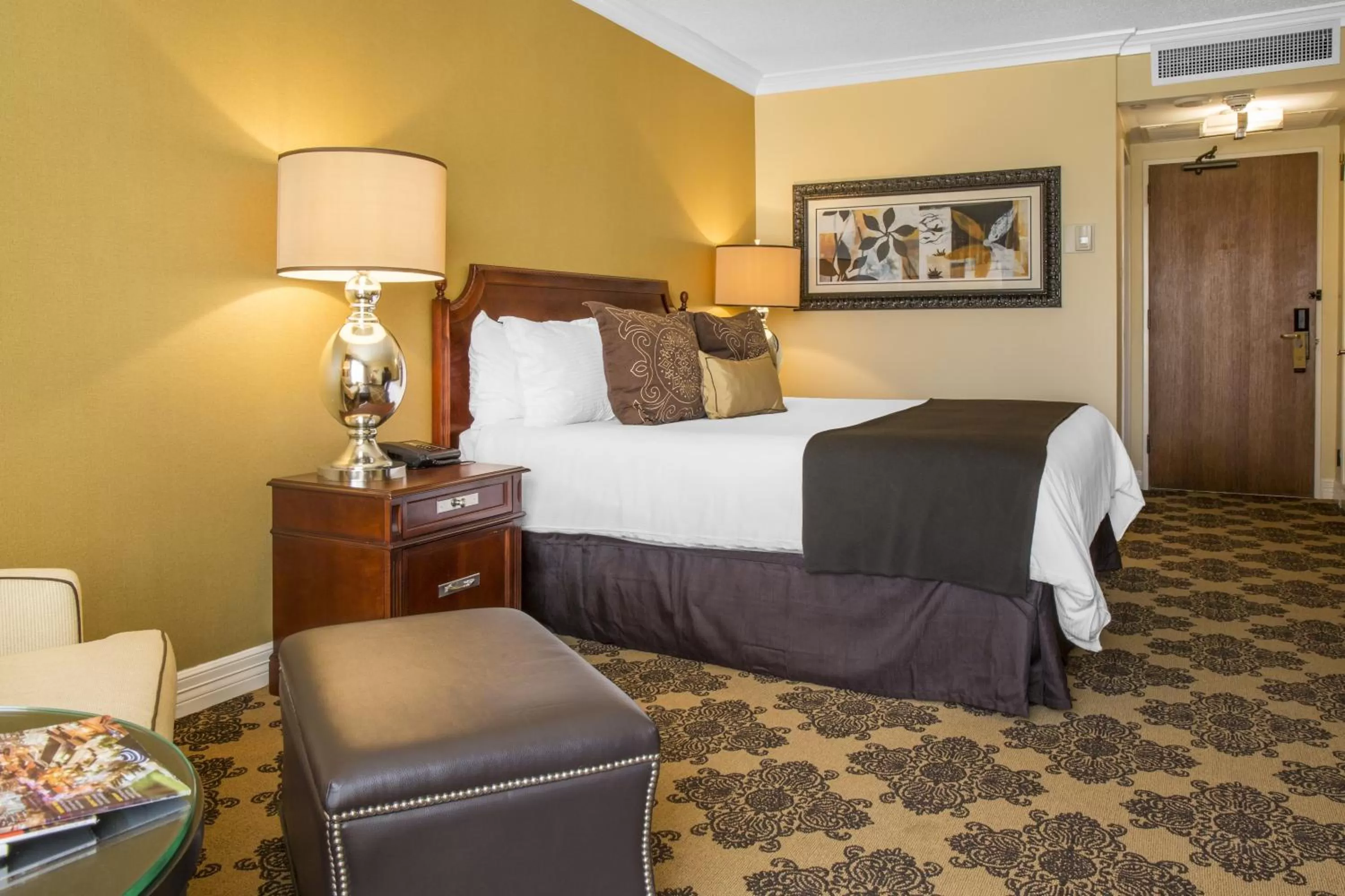 Bed in Omni Houston Hotel