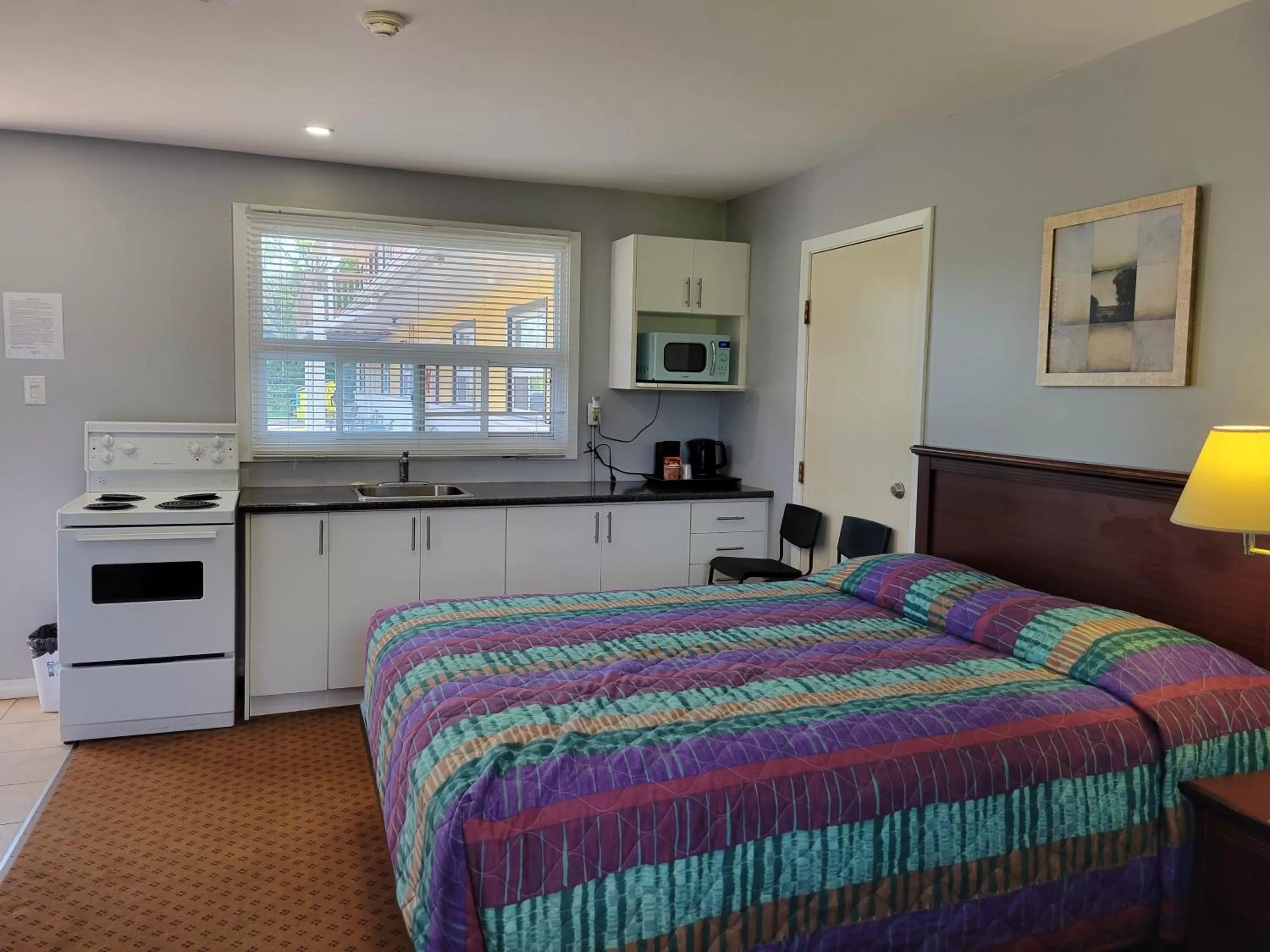 Kitchen or kitchenette, Bed in Knights Inn Cobourg