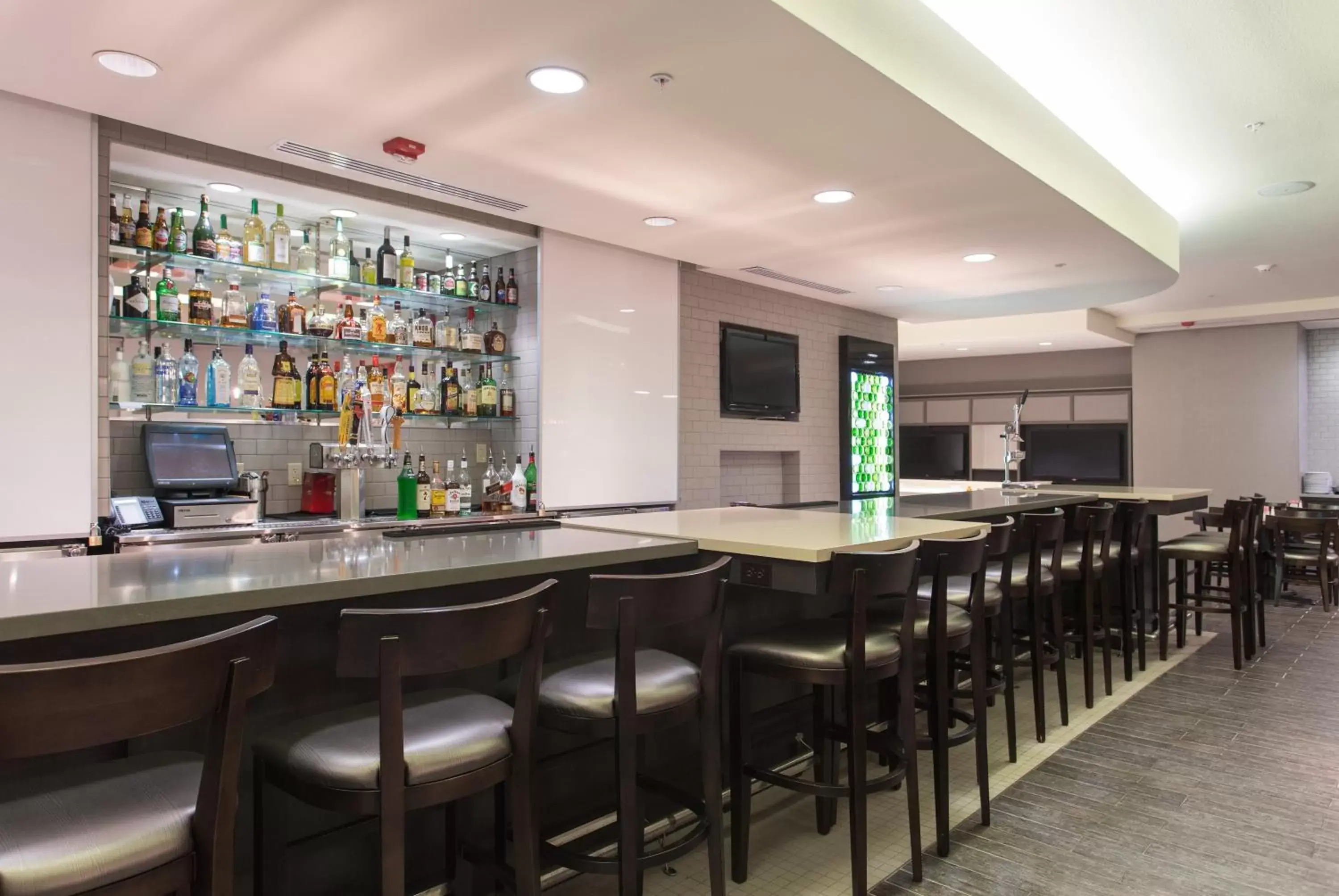 Lounge or bar, Lounge/Bar in Holiday Inn Texarkana Arkansas Convention Center, an IHG Hotel