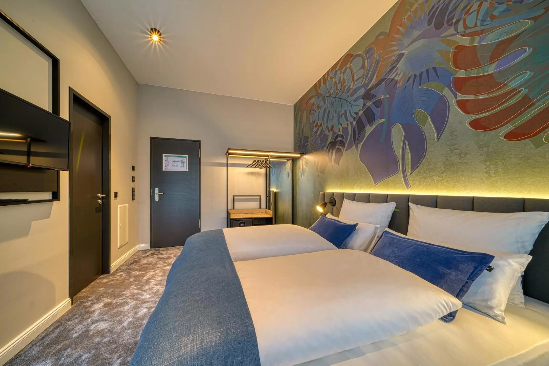 Photo of the whole room, Bed in NYCE Hotel Bonn