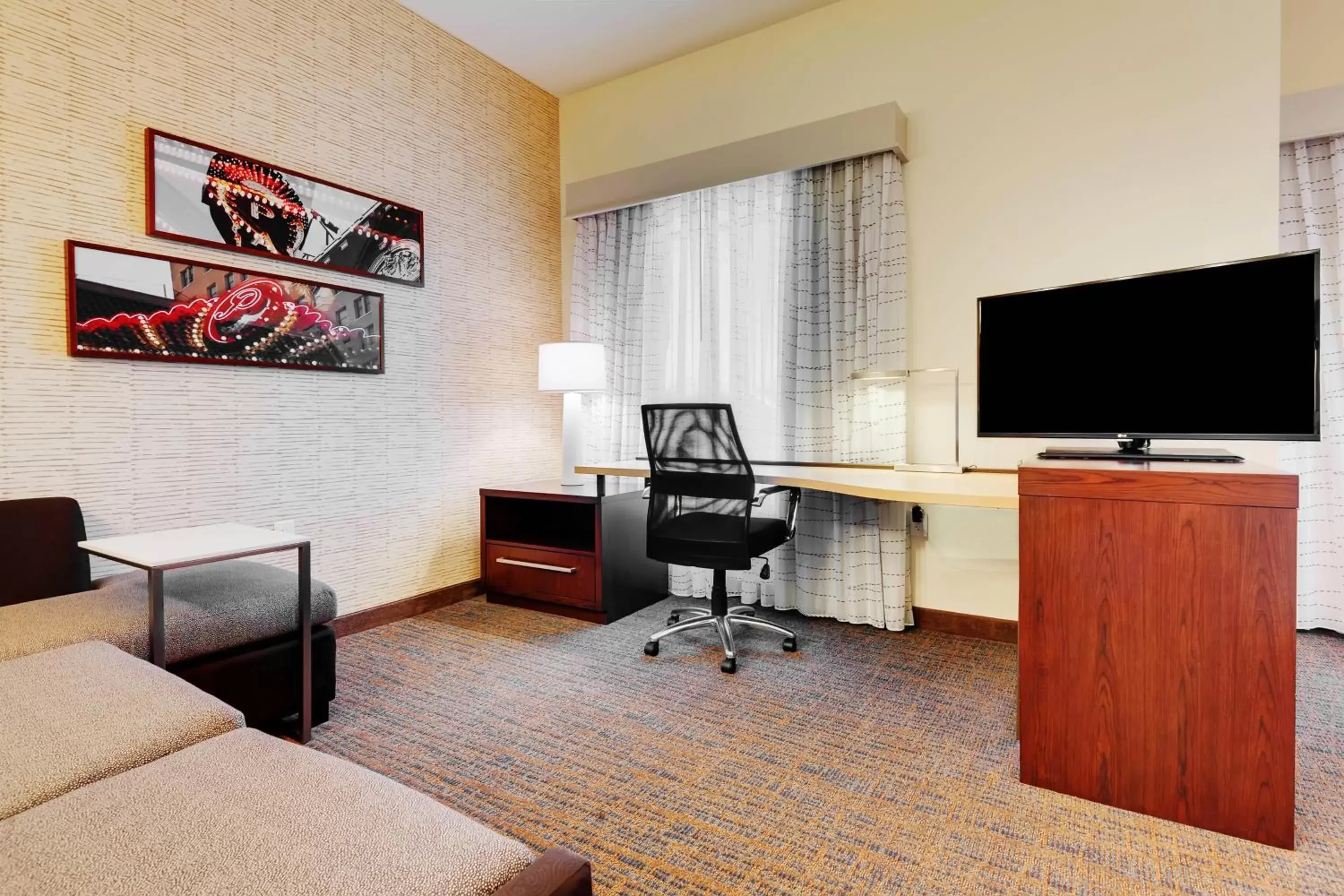 Living room, TV/Entertainment Center in Residence Inn by Marriott Austin Airport