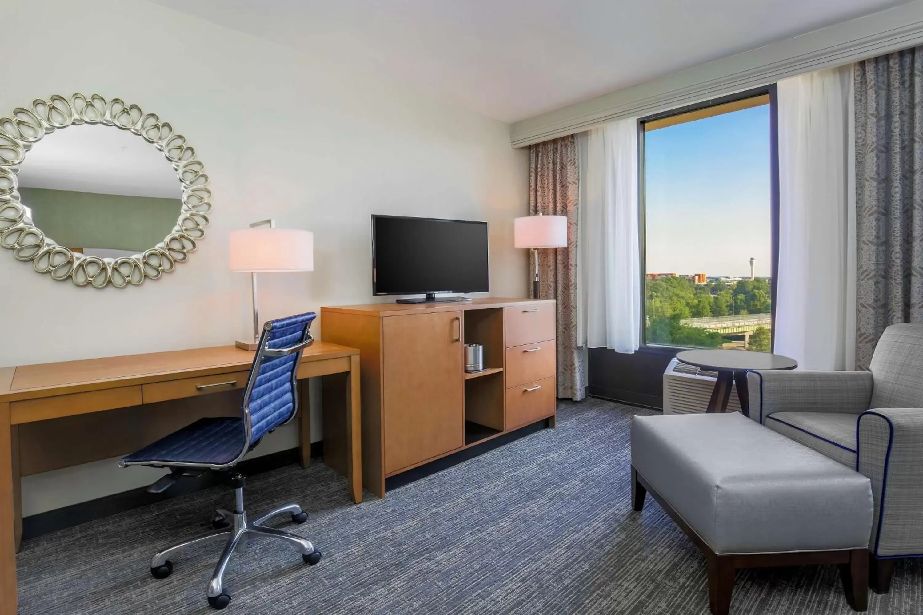 Bedroom, TV/Entertainment Center in DoubleTree by Hilton Atlanta Airport