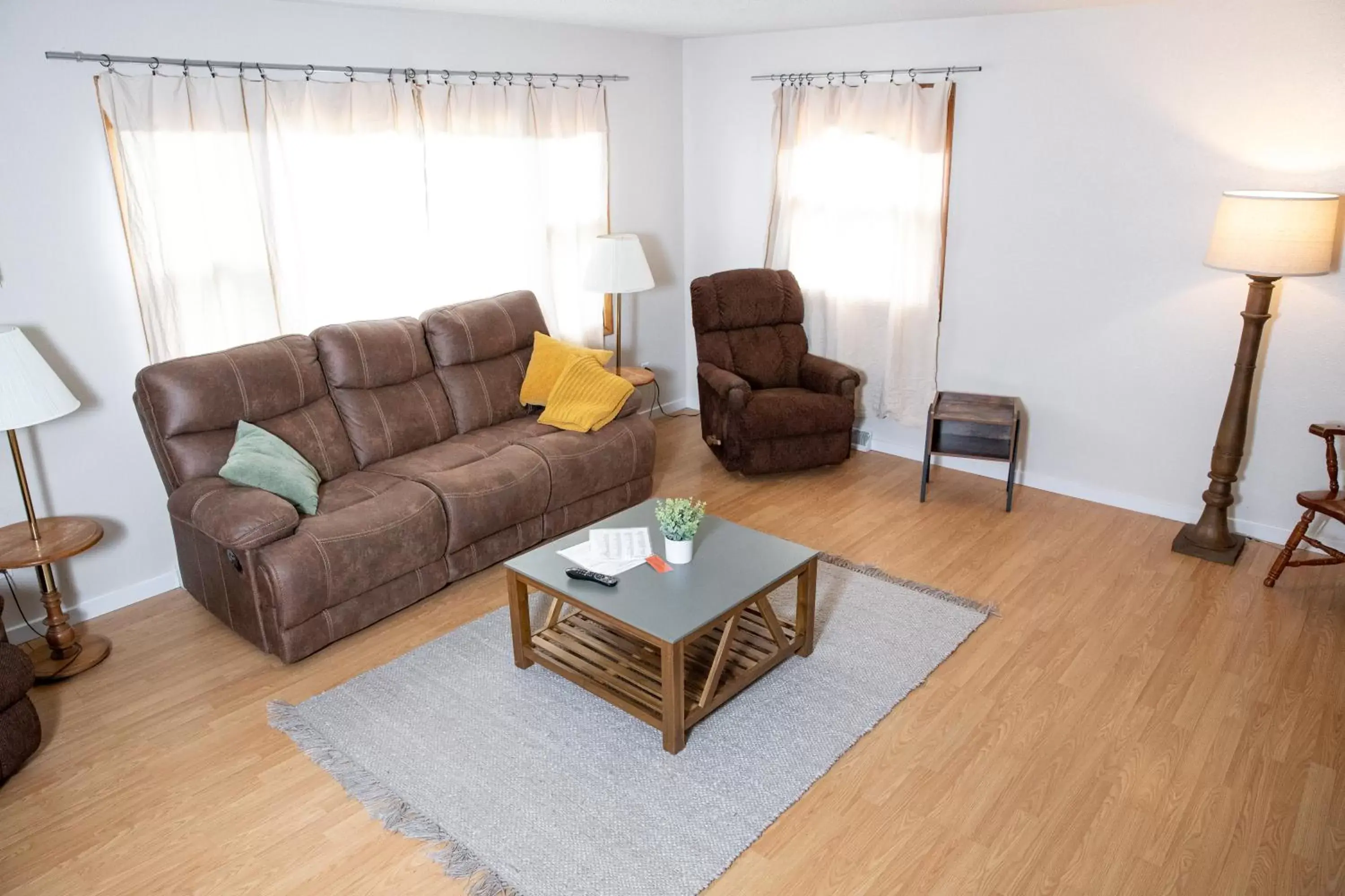 Living room, Seating Area in East Side Motel & Cabins