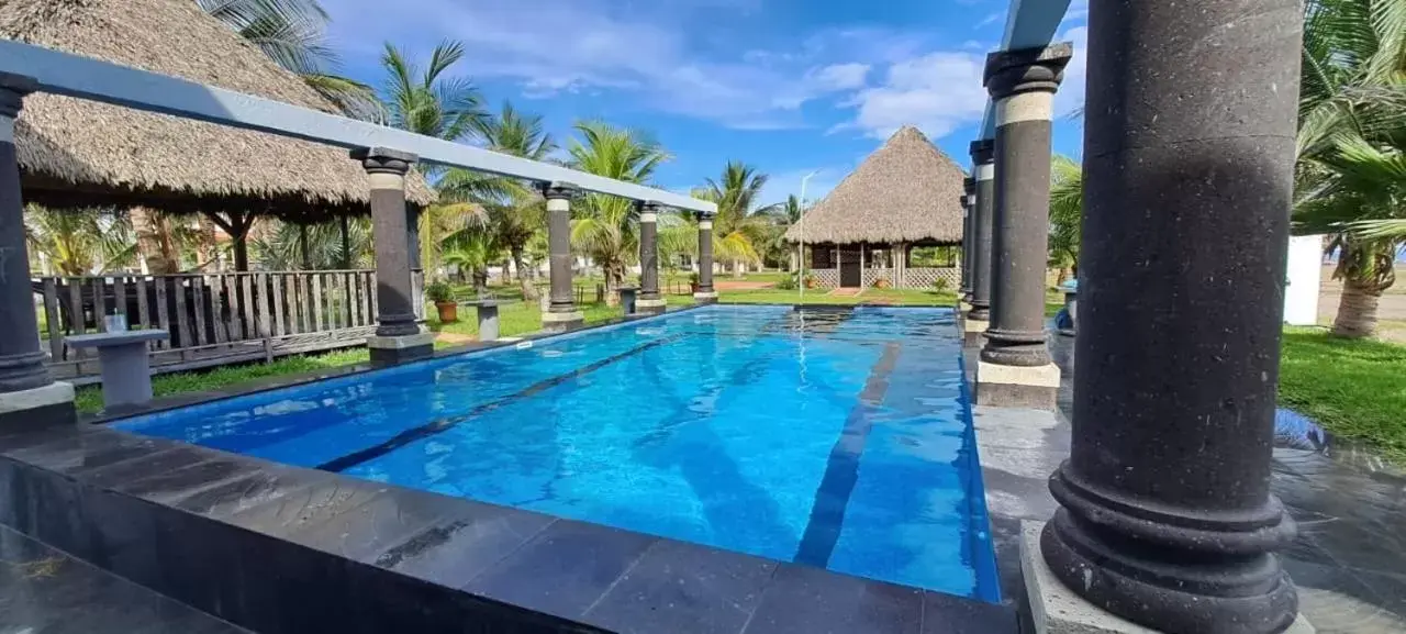 Swimming Pool in Ananta Hotel