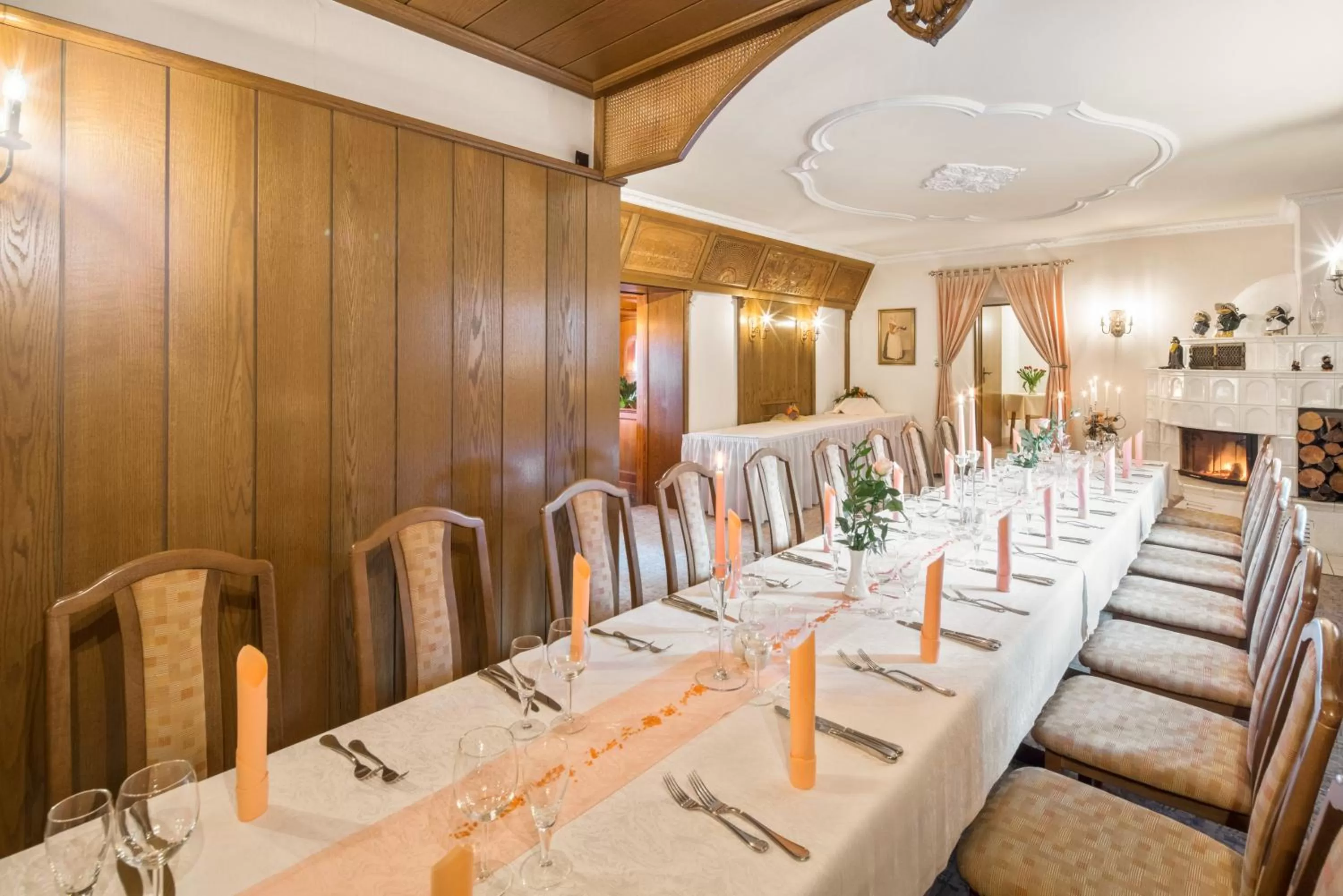 Restaurant/places to eat in Hotel Rabennest