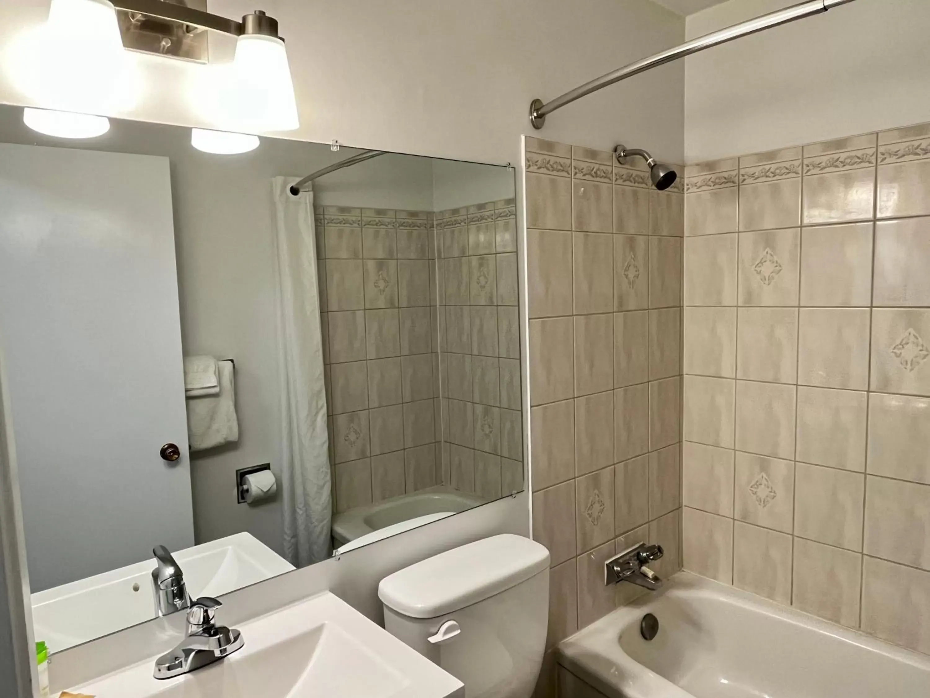 Shower, Bathroom in Anavada Inn & Suites - Prince George