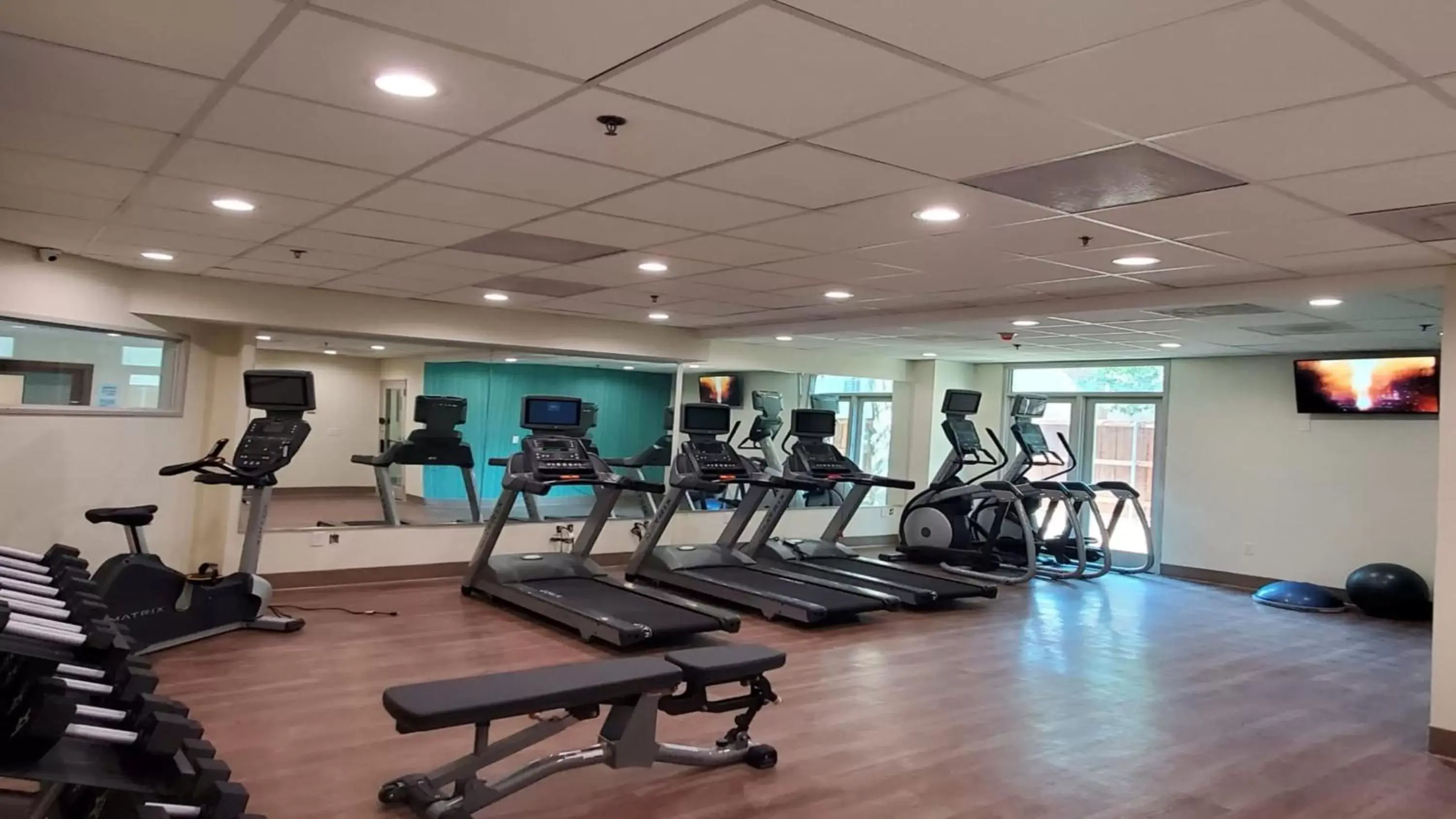 Spa and wellness centre/facilities, Fitness Center/Facilities in Holiday Inn Express & Suites Arlington North – Stadium Area, an IHG Hotel