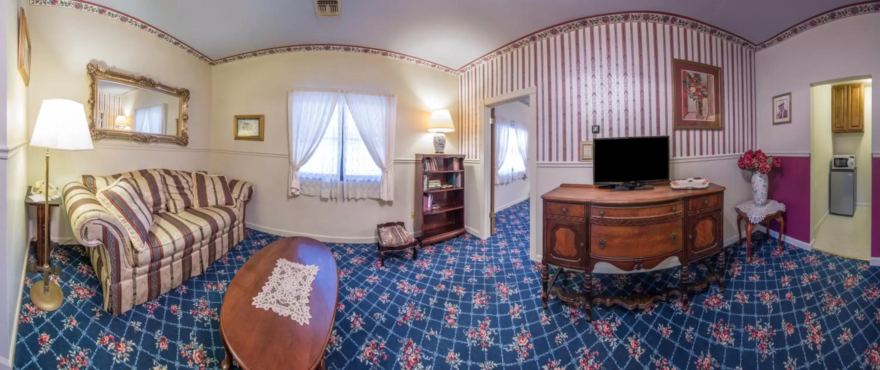 Photo of the whole room, Seating Area in Historic Cary House Hotel