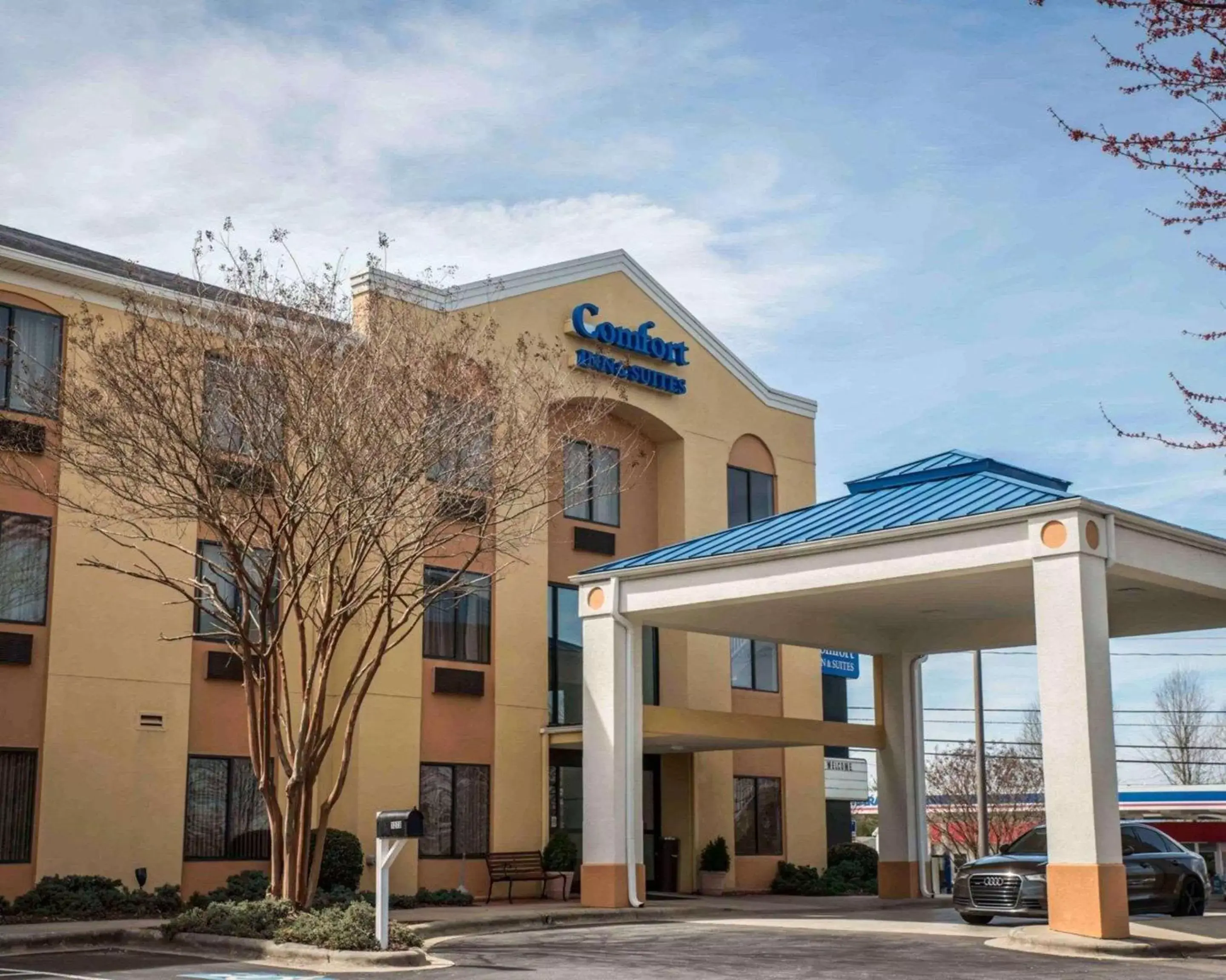 Property Building in Comfort Inn & Suites