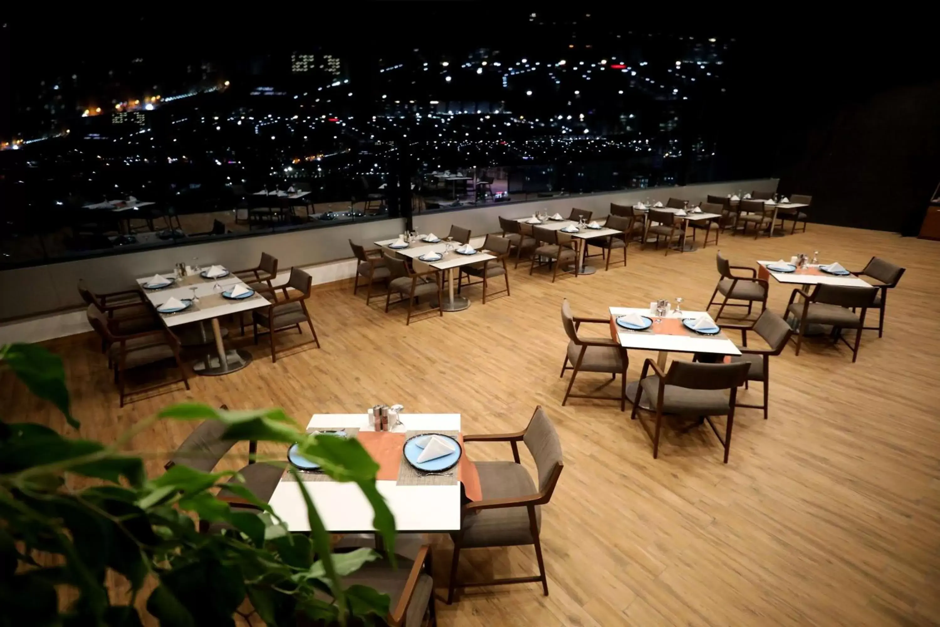 Lounge or bar, Restaurant/Places to Eat in Radisson Blu Hotel, Diyarbakir