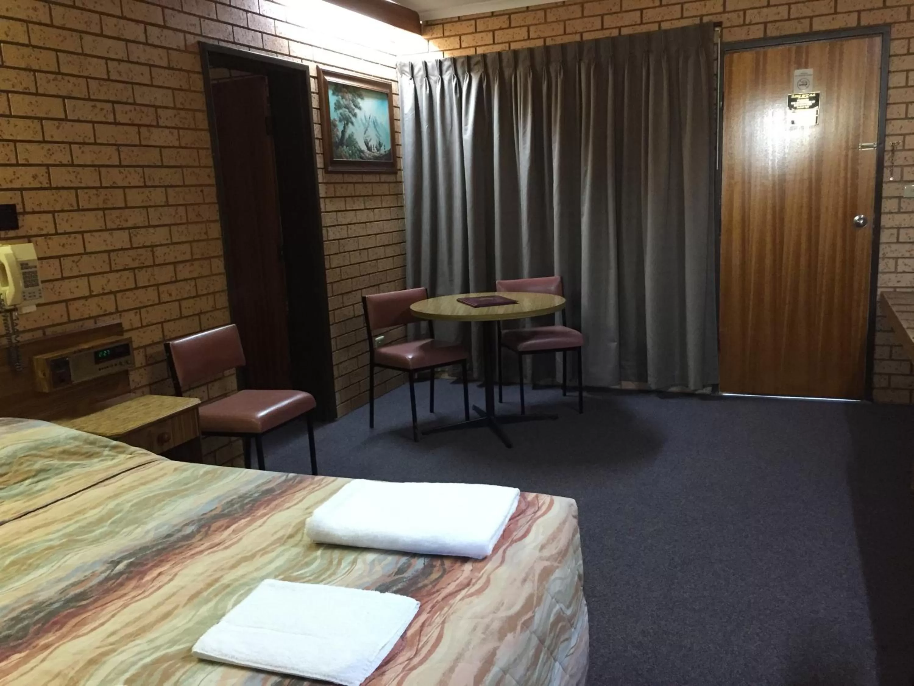 Photo of the whole room, Bed in Lakeview Motel