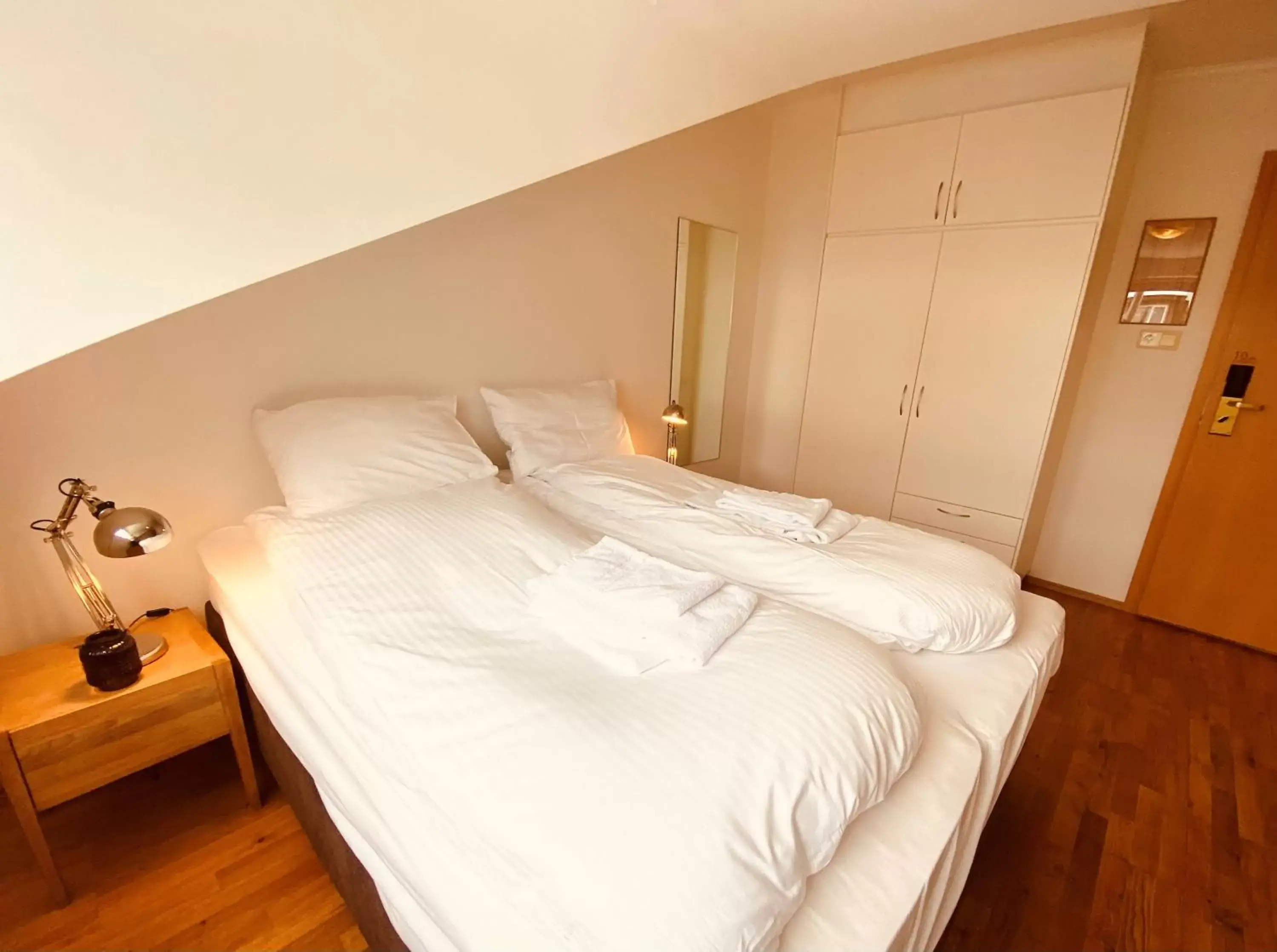 Twin Budget Room with Shared Bathroom in Day Dream Vesturgata 17 Reykjavik Twin Budget Room with Shared Bathroom in Day Dream Vesturgata 17 Reykjavik