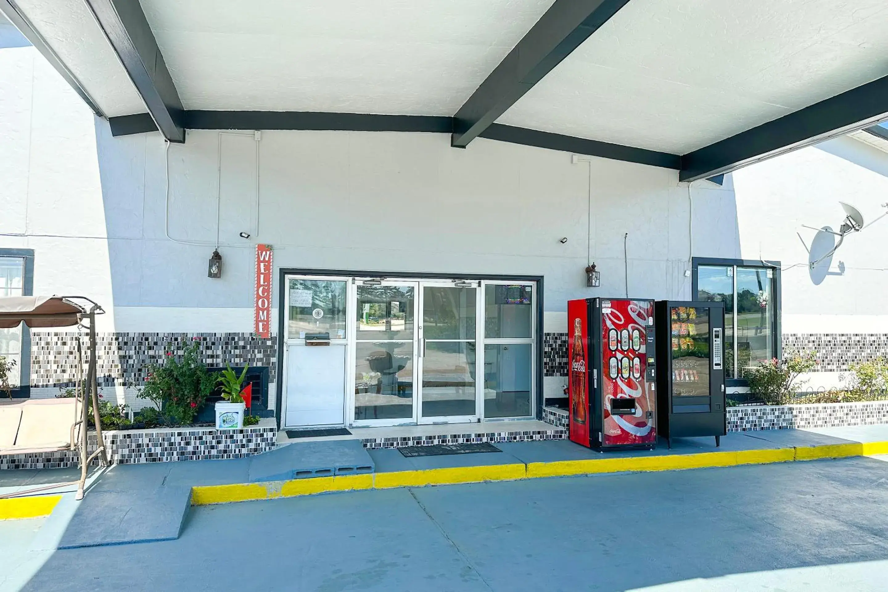 vending machine in Paradise Inn By OYO Hattiesburg North