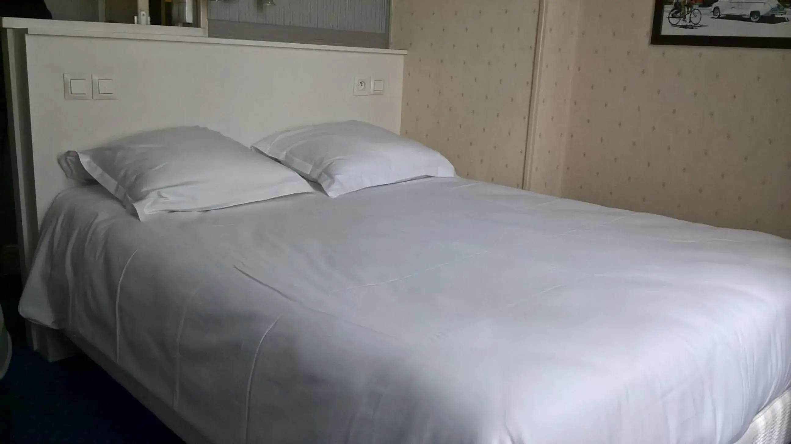 Bed in Hotel Anne De Bretagne