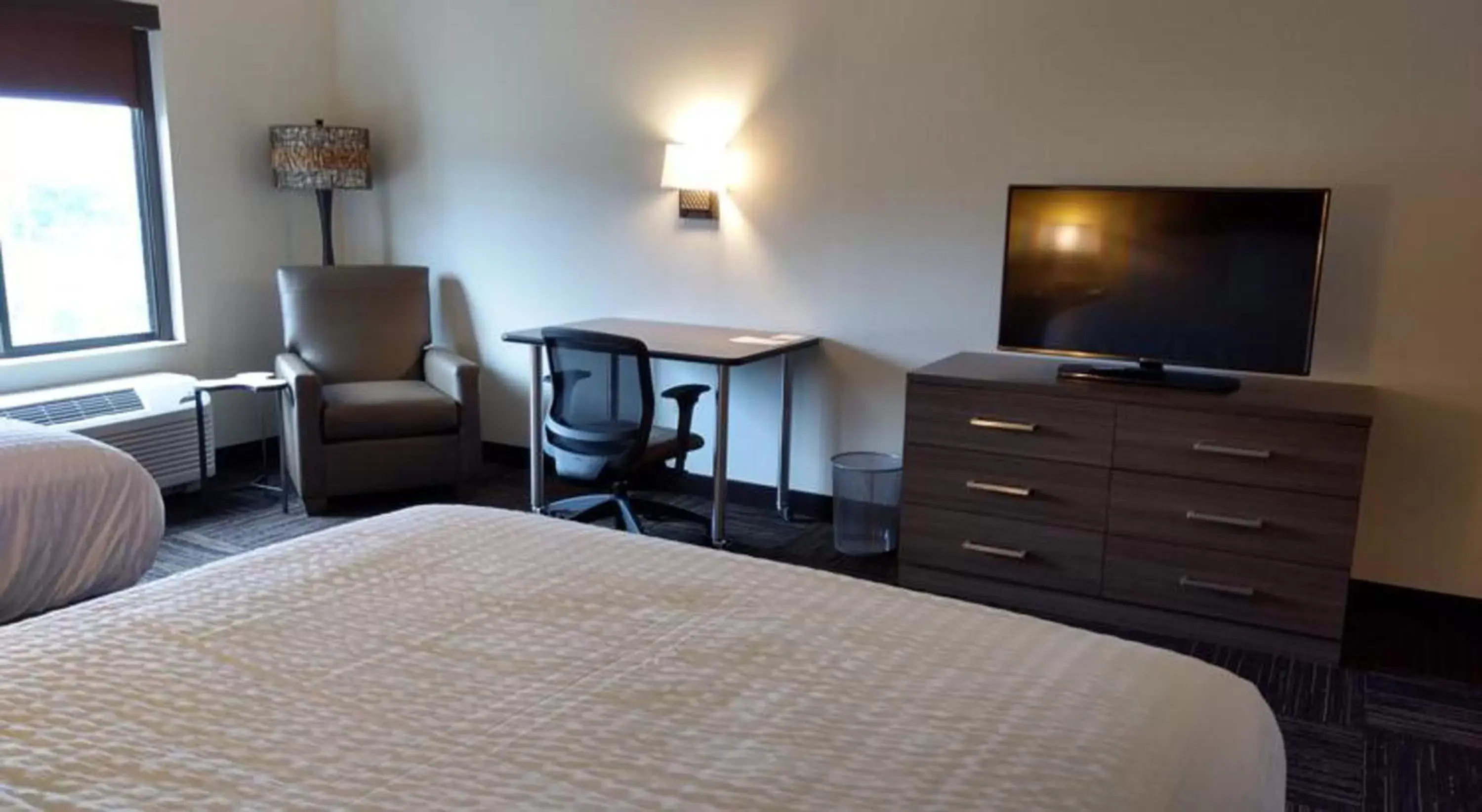 Bed, TV/Entertainment Center in Extended Stay America Suites - Rock Hill