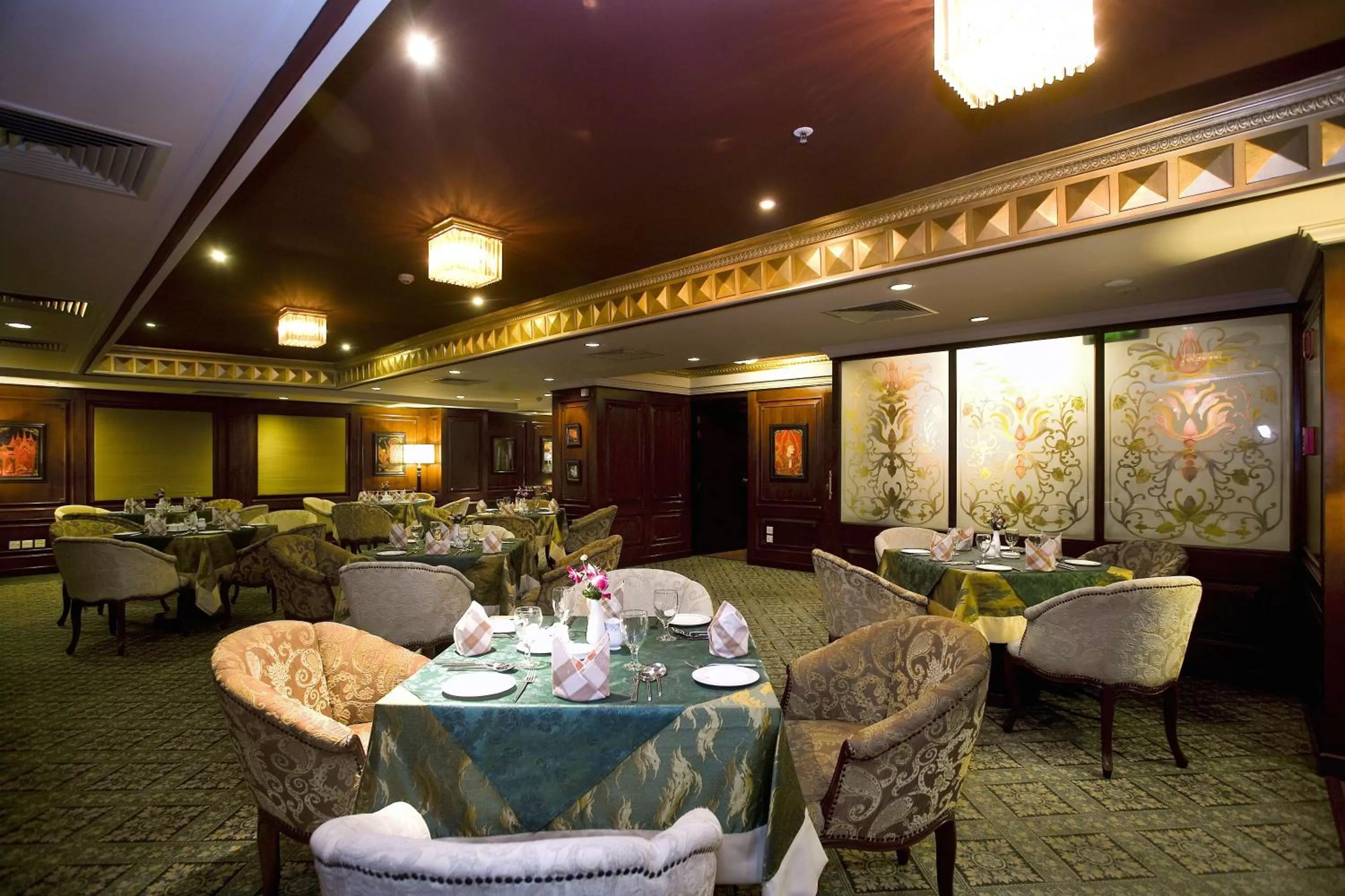 Restaurant/places to eat in Hotel Sarina