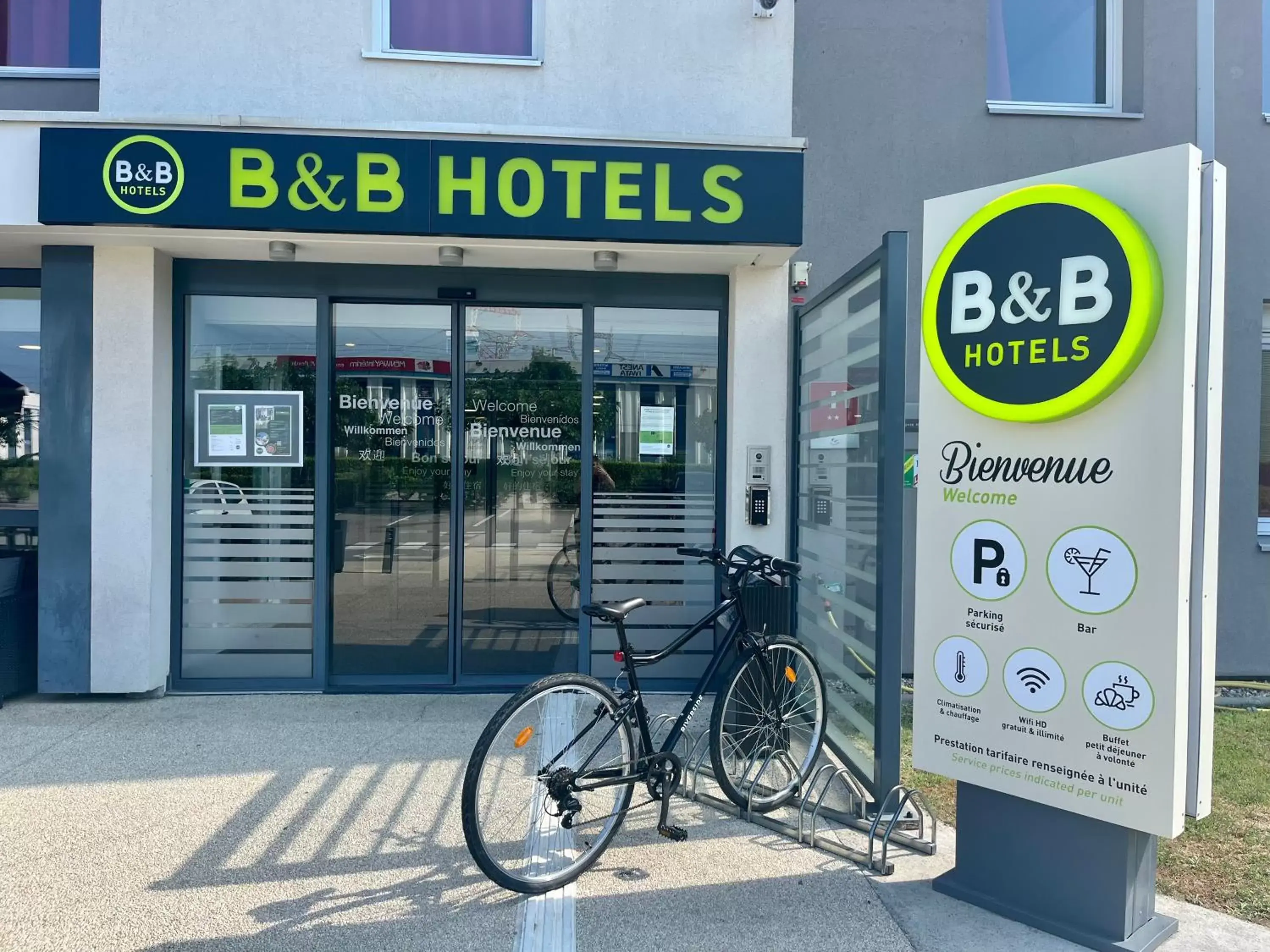 Facade/entrance in B&B HOTEL Lyon Aéroport Saint-Quentin-Fallavier