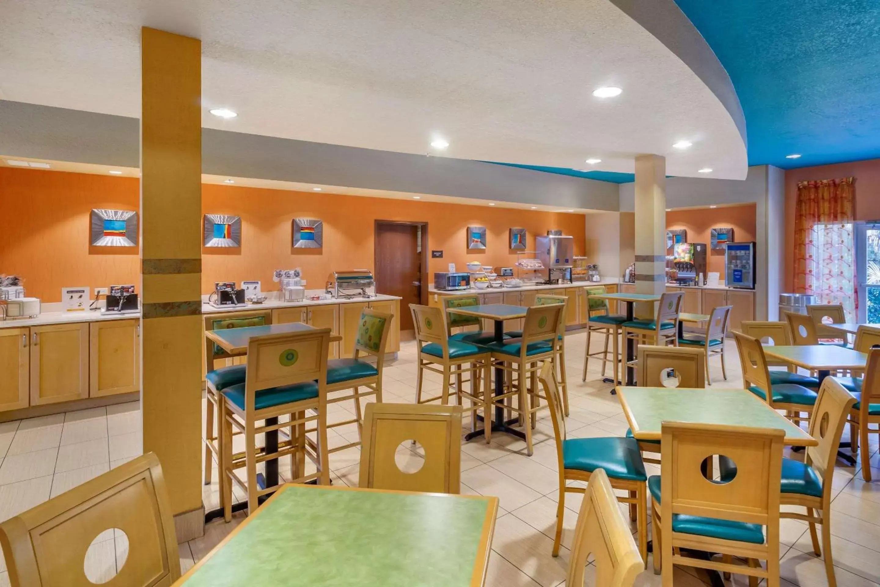 Restaurant/Places to Eat in Comfort Suites Tampa Fairgrounds - Casino