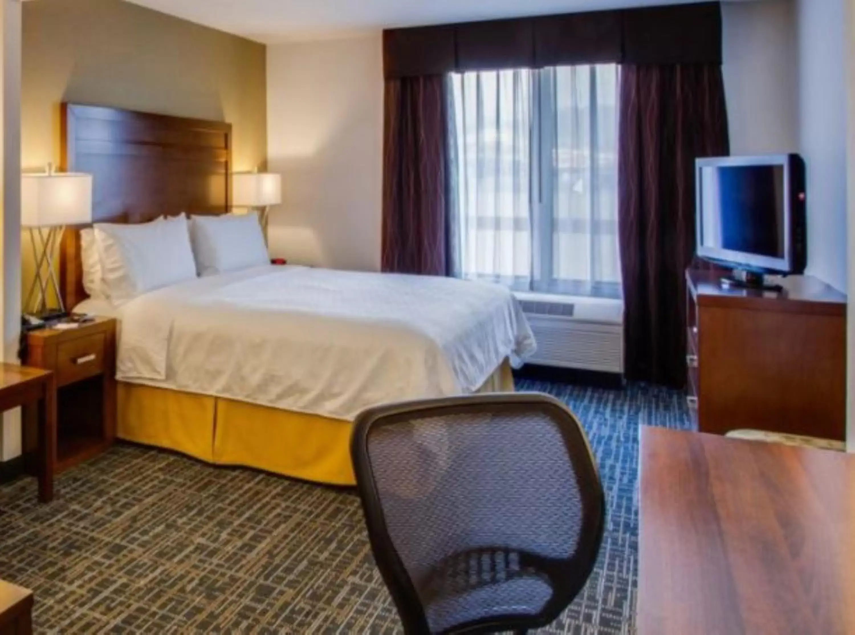 Photo of the whole room, Bed in Holiday Inn Express San Francisco Airport North, an IHG Hotel
