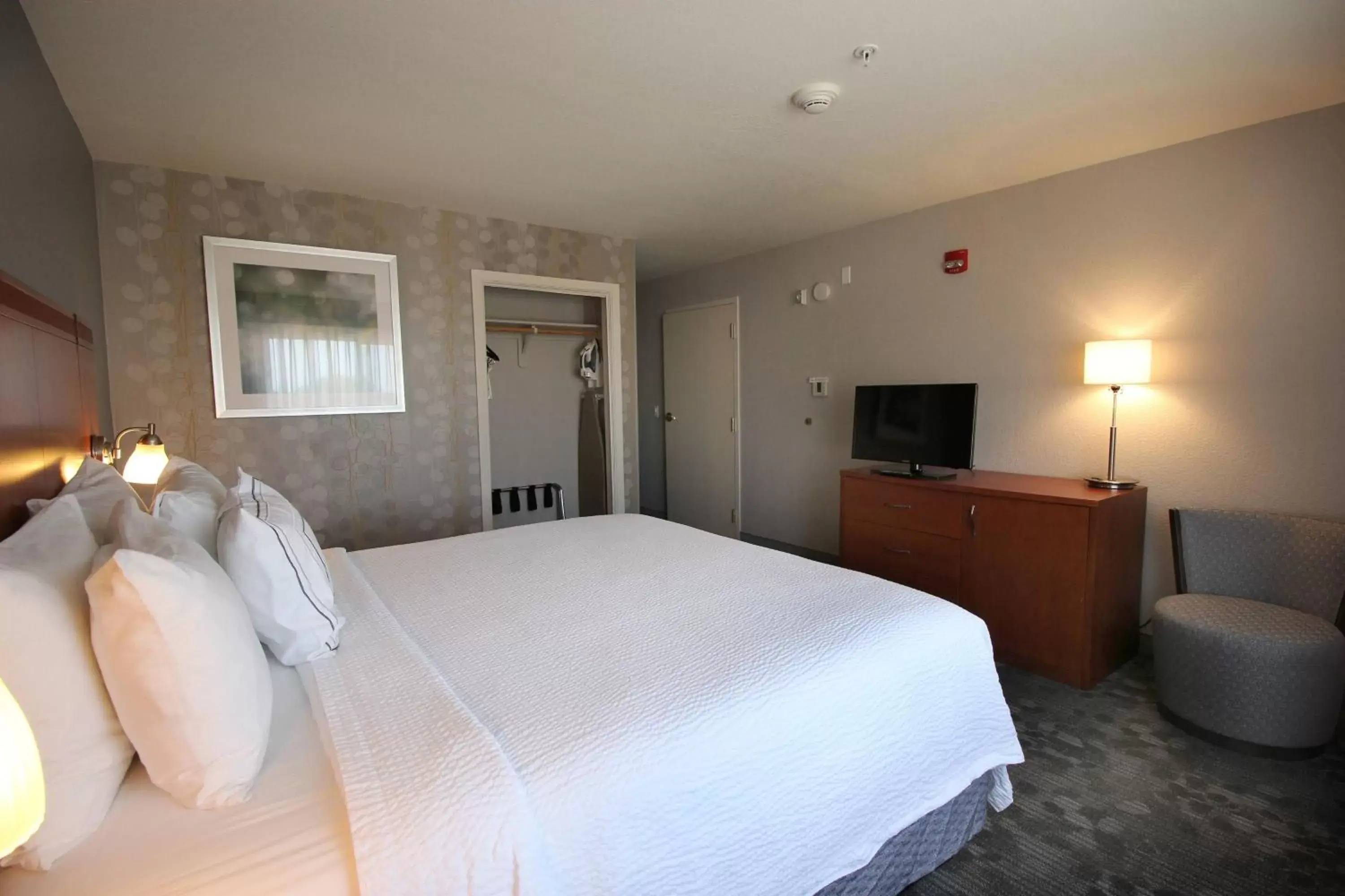 Photo of the whole room, Bed in Courtyard by Marriott Merced