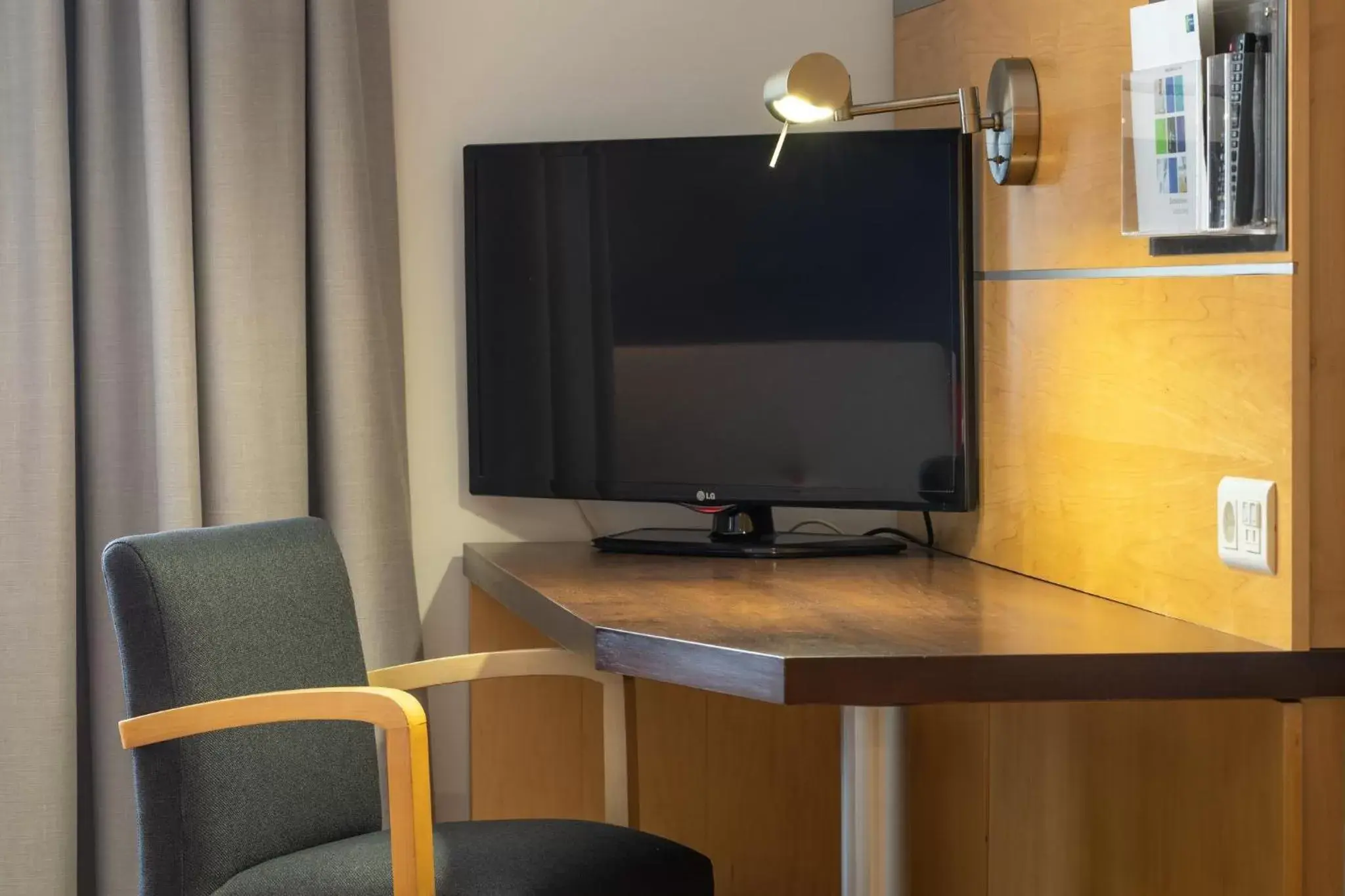 Photo of the whole room, TV/Entertainment Center in Holiday Inn Express Lisbon-Oeiras, an IHG Hotel