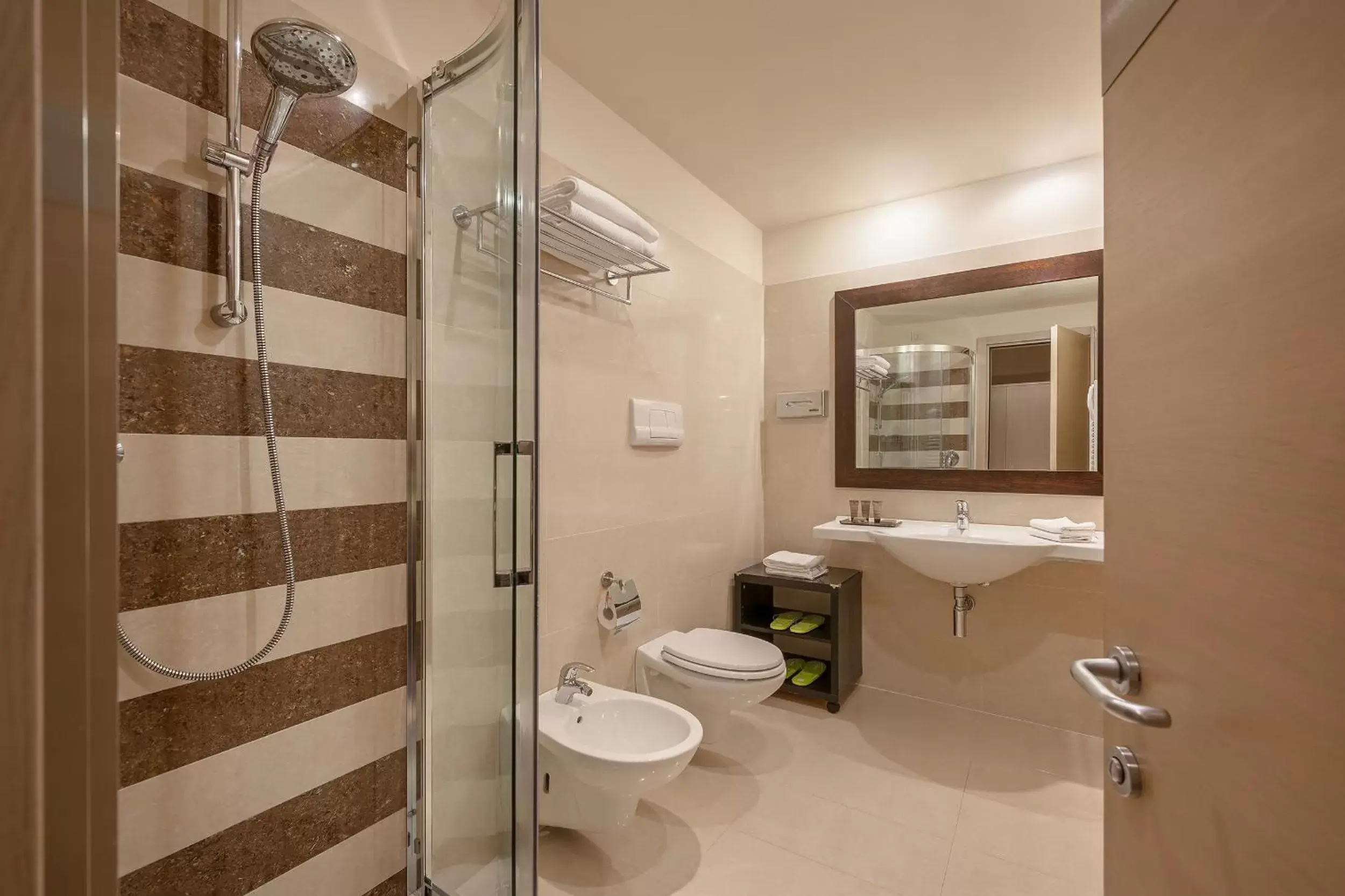 Shower, Bathroom in Hotel Nazionale