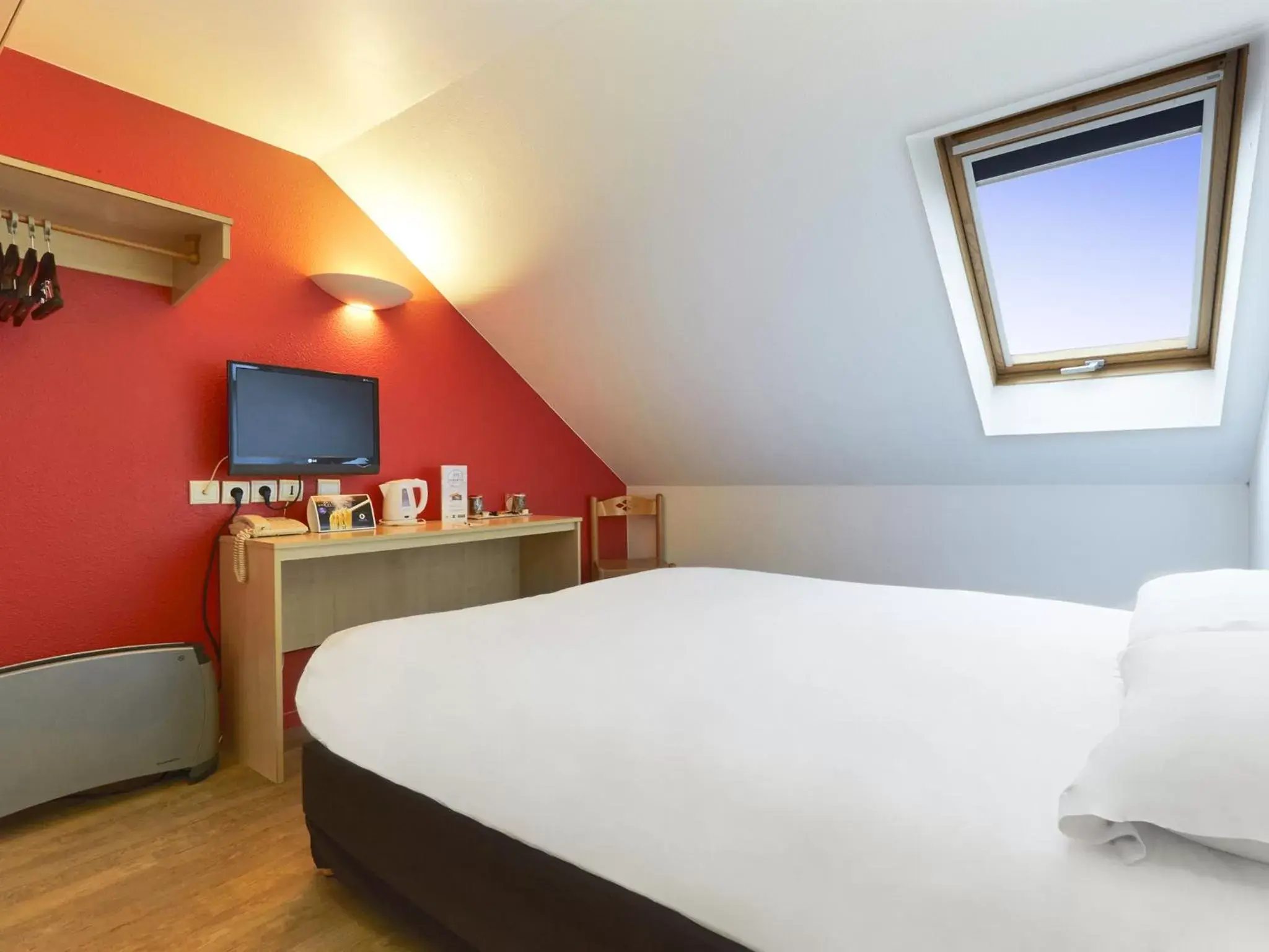 Bedroom, Bed in Comfort Hotel Etampes