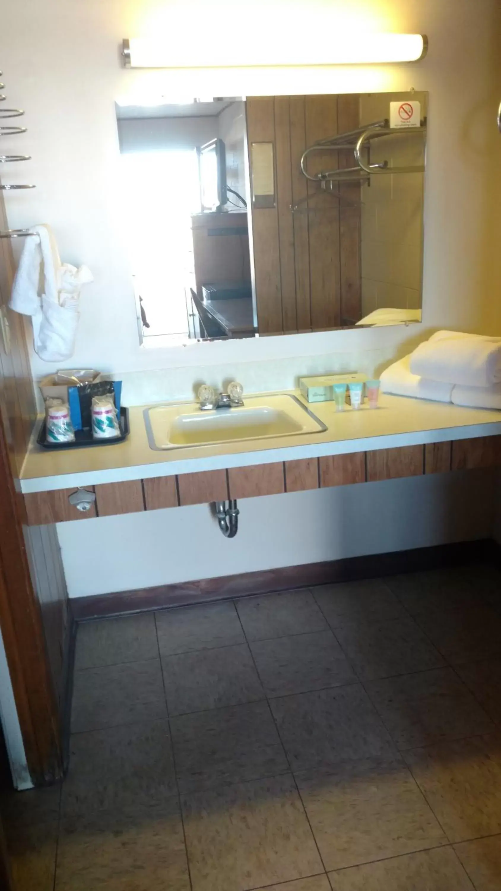 Bathroom, Kitchen/Kitchenette in 1st Inn