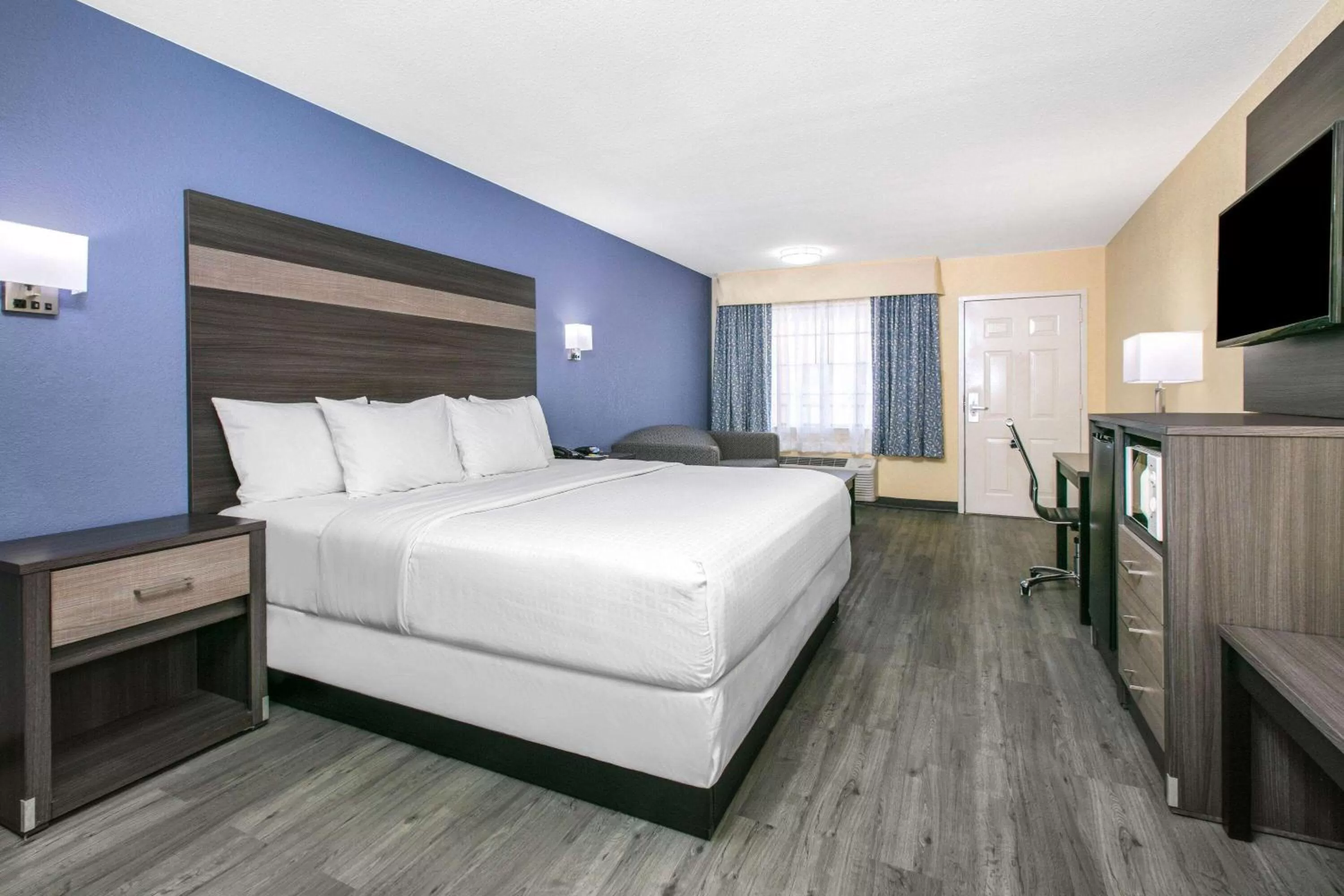 Photo of the whole room, Bed in Days Inn by Wyndham Waco Near Downtown University