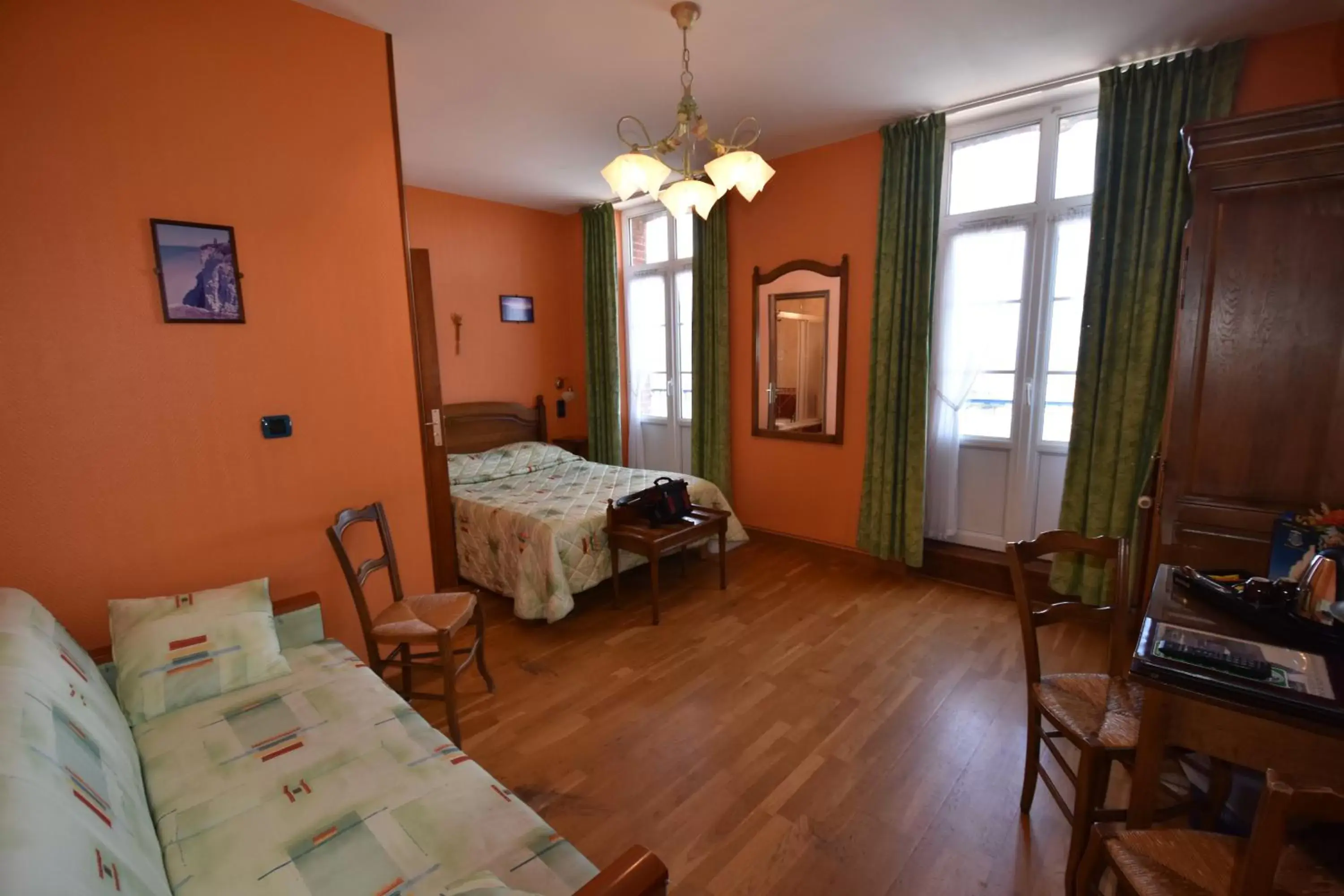 Bedroom, Bed in Hôtel De Calais