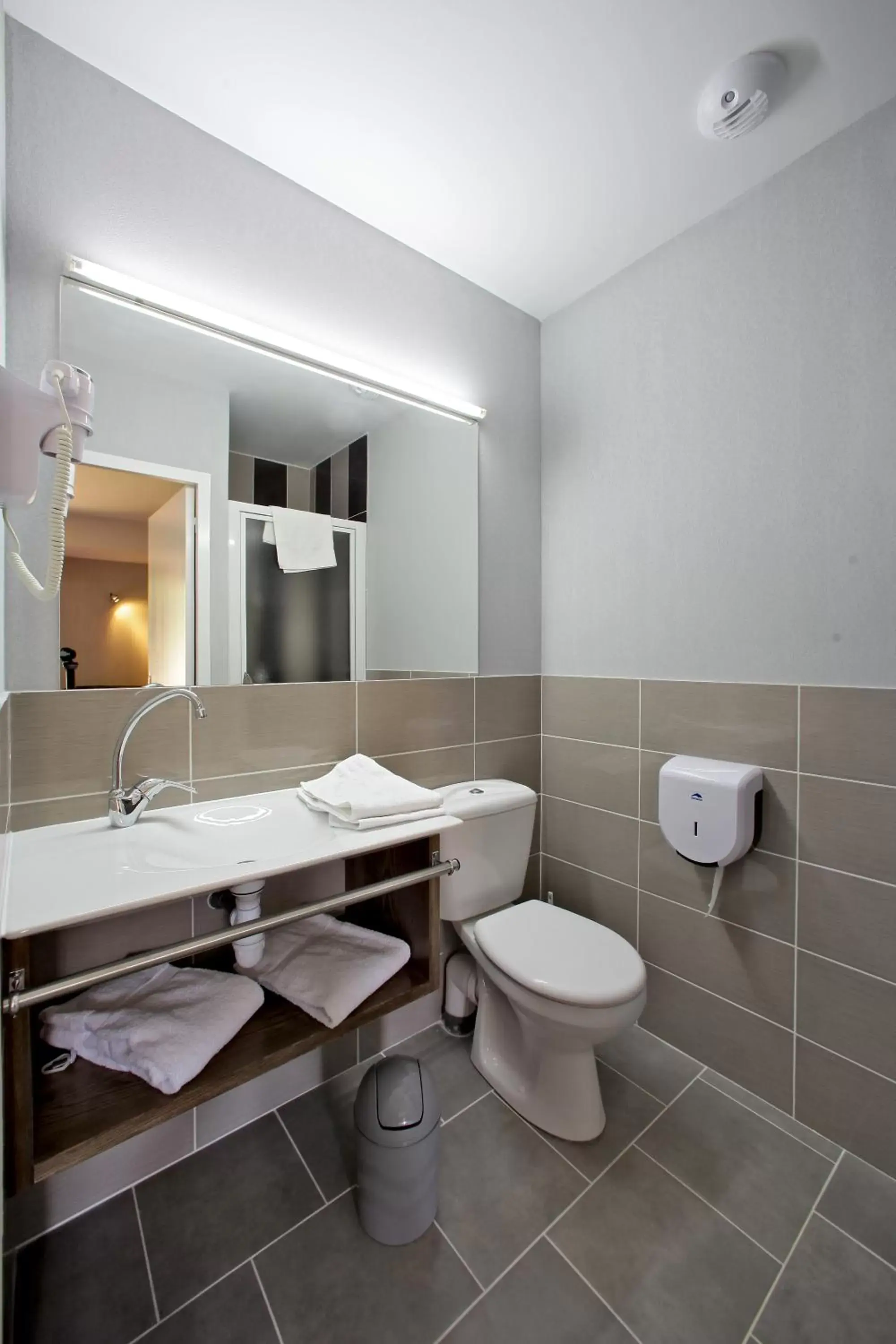 Bathroom in The Originals City, Hôtel Albizia, Sarlat-la-Canéda (Inter-Hotel)
