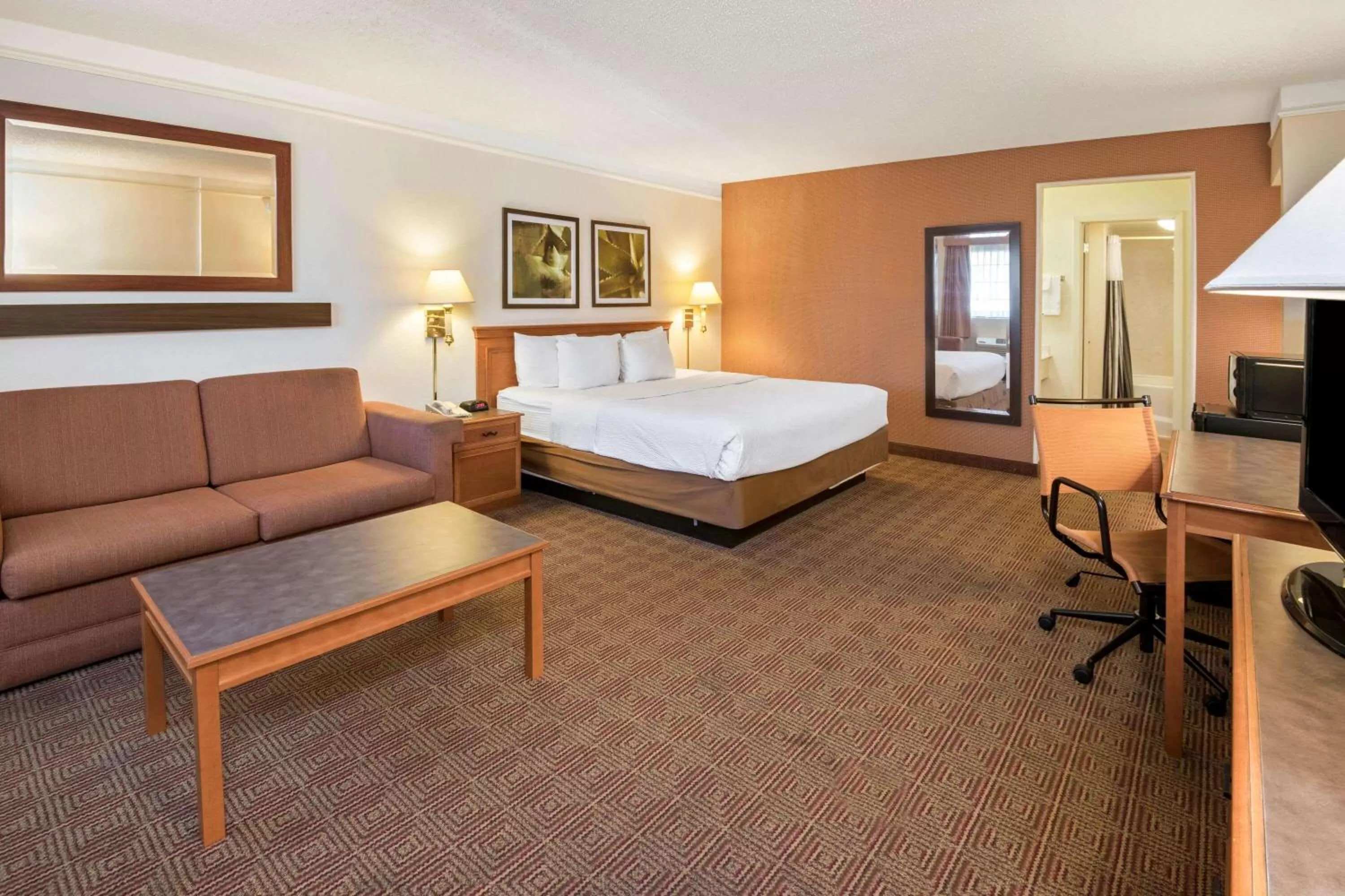 Photo of the whole room, Bed in La Quinta Inn by Wyndham San Antonio Market Square