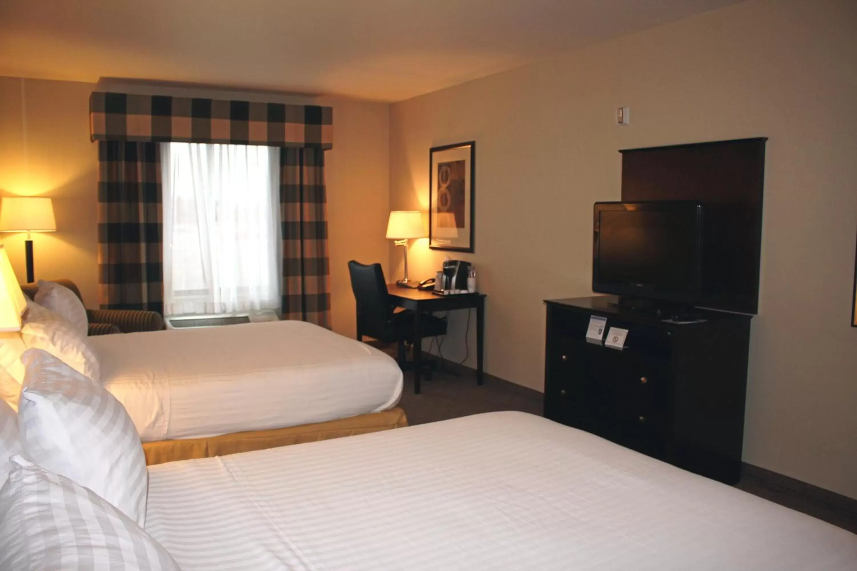 Photo of the whole room, Bed in Holiday Inn Express Hotel & Suites Syracuse North Airport Area, an IHG Hotel