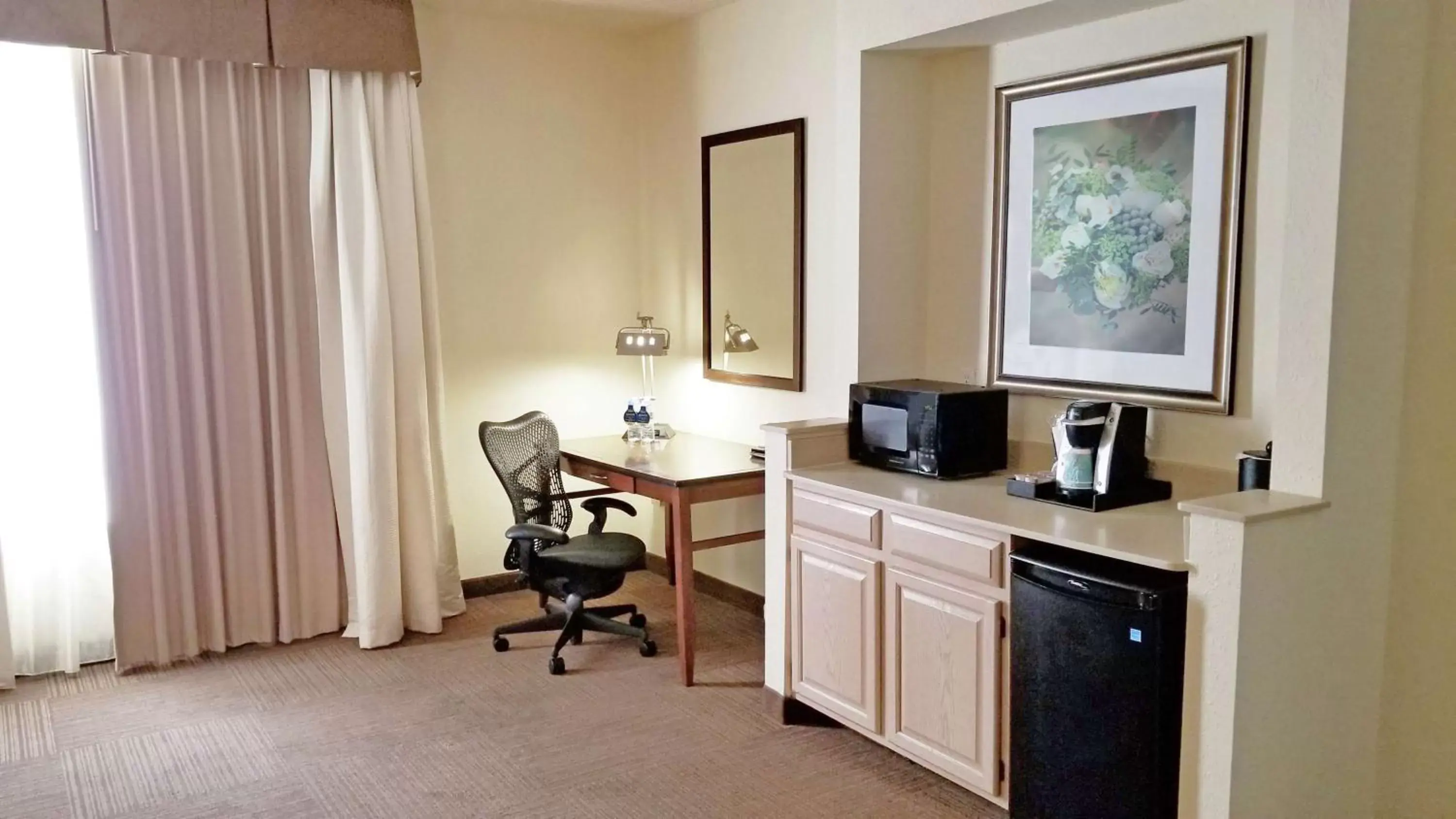 Bedroom, TV/Entertainment Center in Hilton Garden Inn Lake Mary