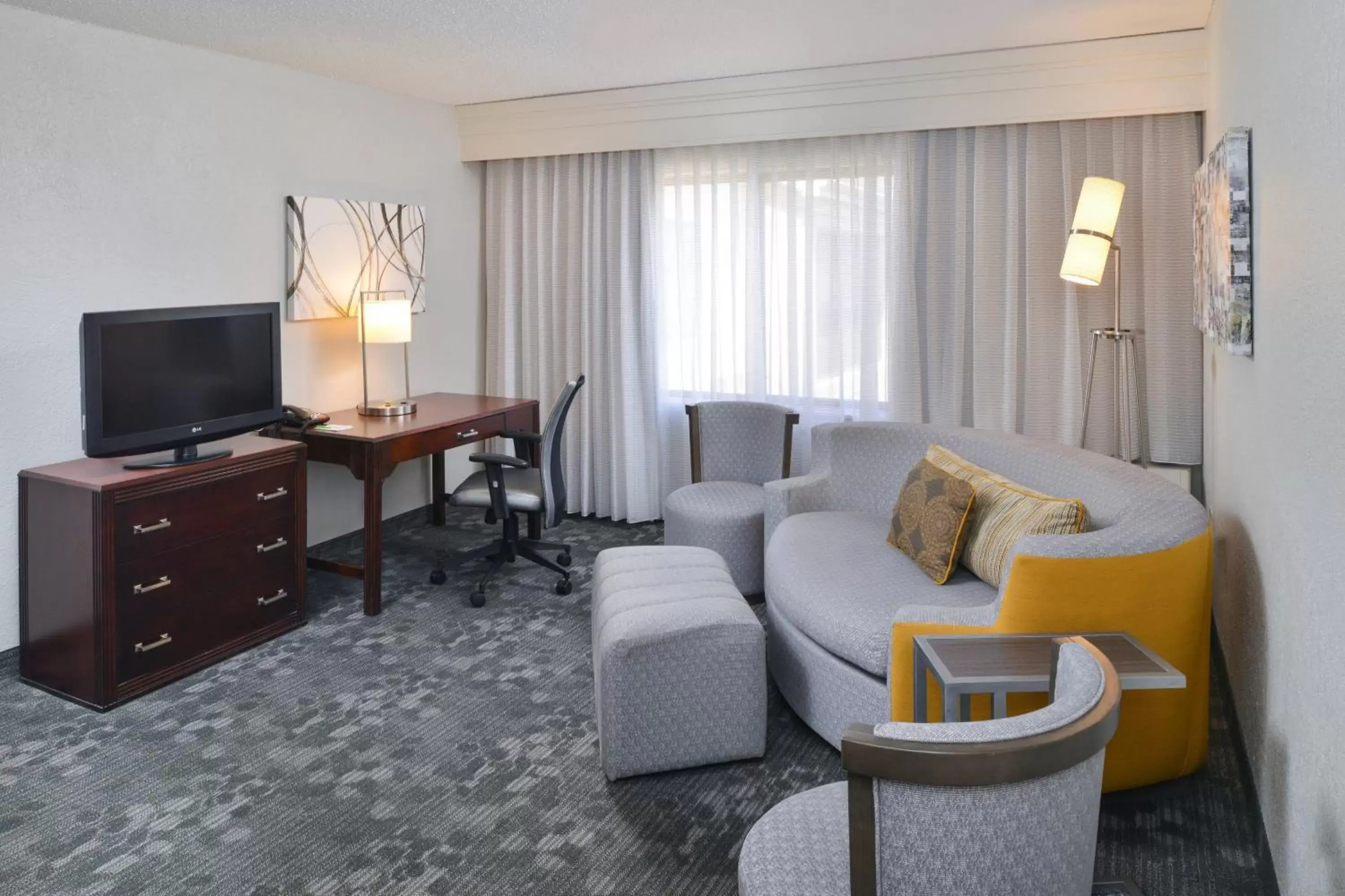 Living room, Seating Area in Courtyard by Marriott Charlotte Matthews