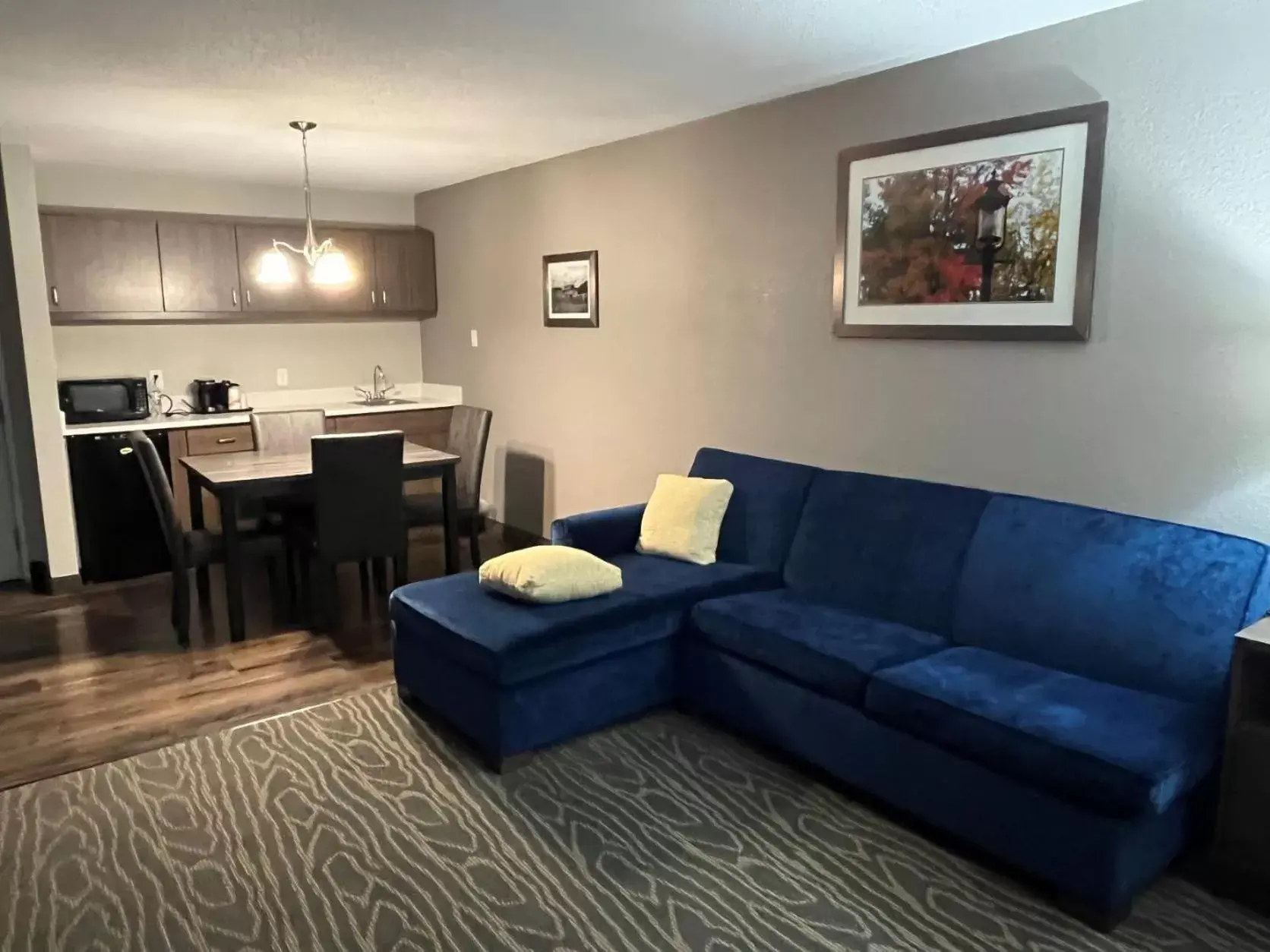 Seating Area in Comfort Inn & Suites Tipp City - I-75