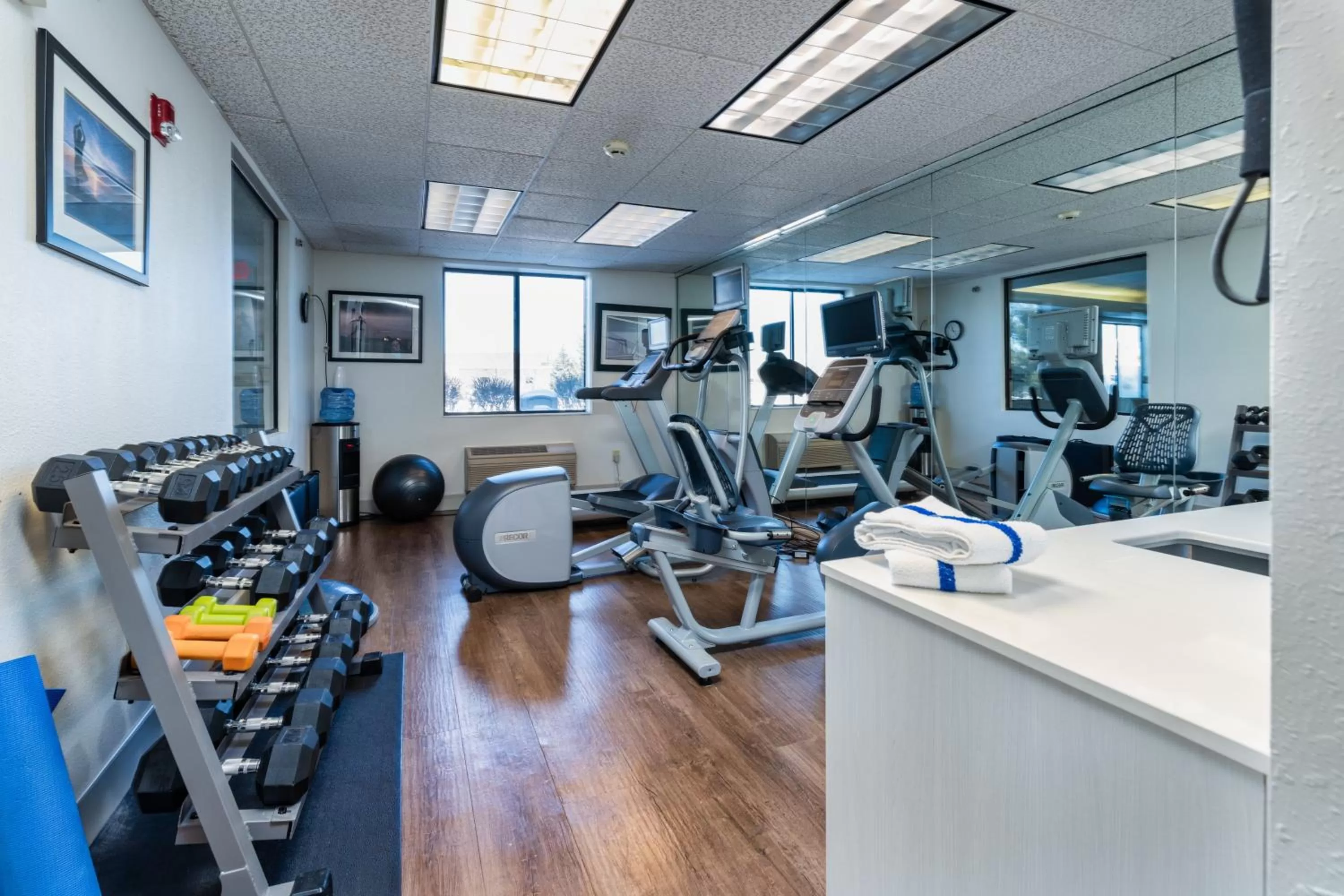 Fitness centre/facilities in Country Inn & Suites by Radisson, South Haven, MI