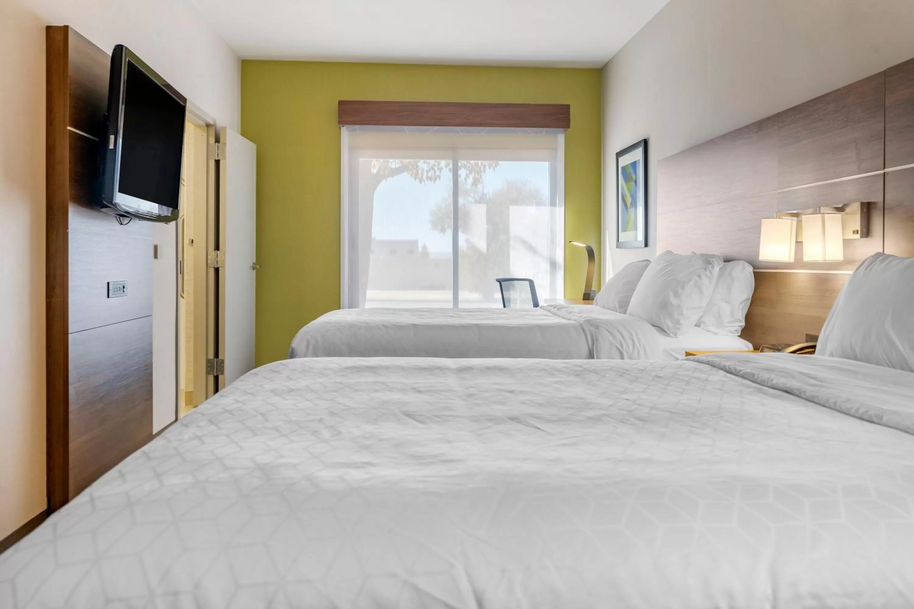 Photo of the whole room, Bed in Holiday Inn Express Hotel & Suites Albuquerque Midtown by IHG