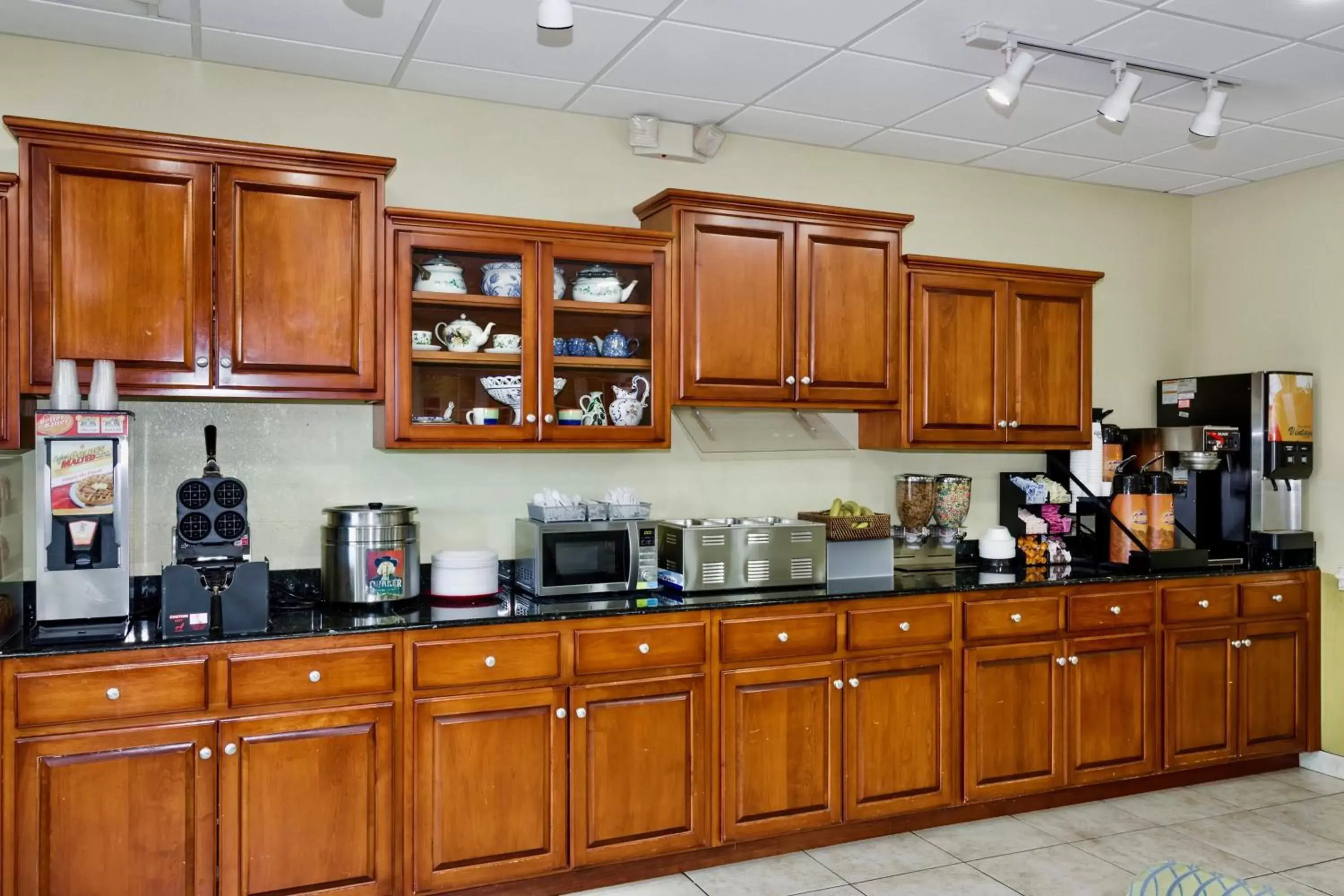 Coffee/tea facilities, Kitchen/Kitchenette in Days Inn & Suites by Wyndham Savannah North I-95