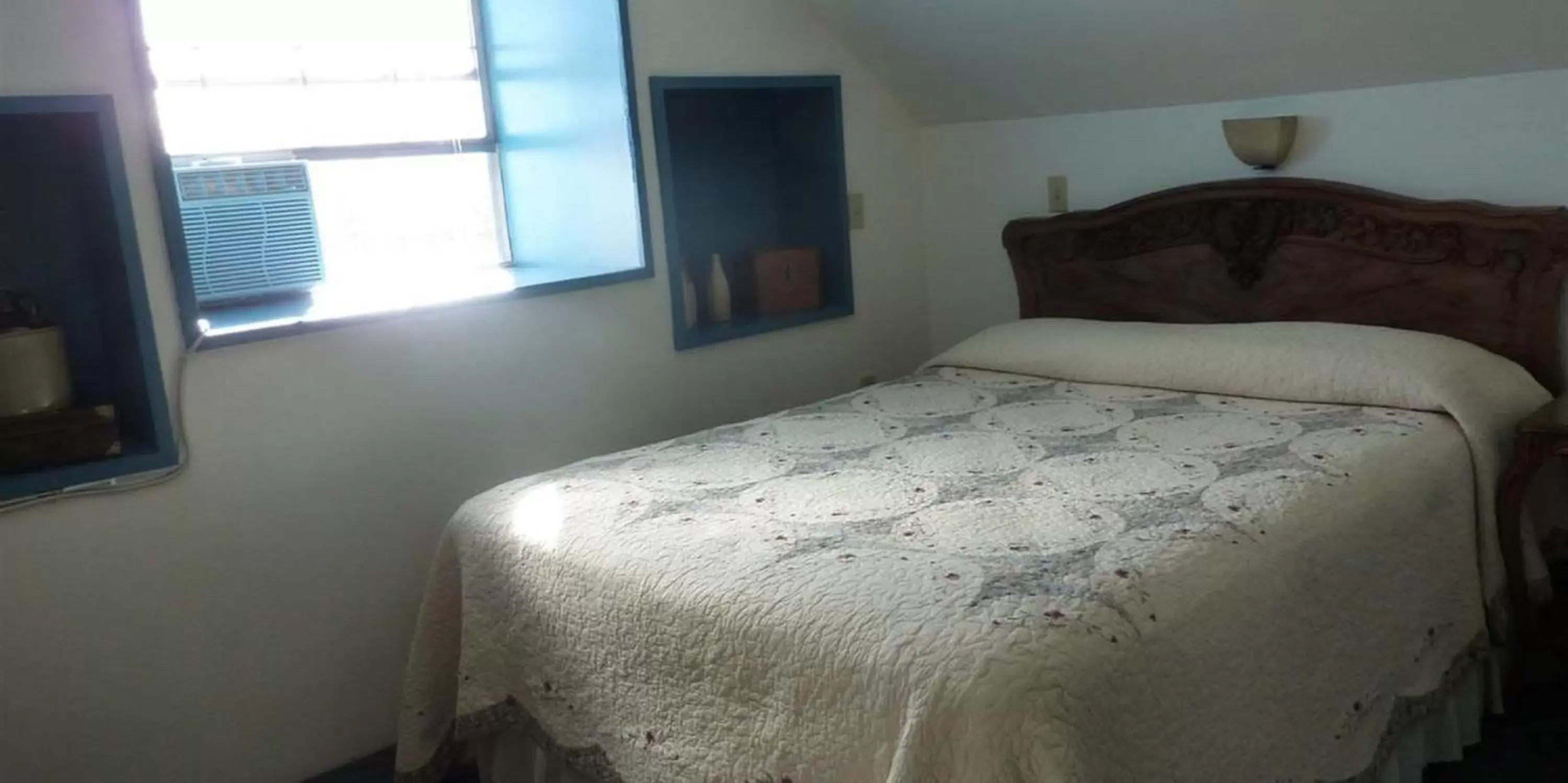 Bedroom, Bed in Sugarloaf Mountain Motel Bedroom, Bed in Sugarloaf Mountain Motel