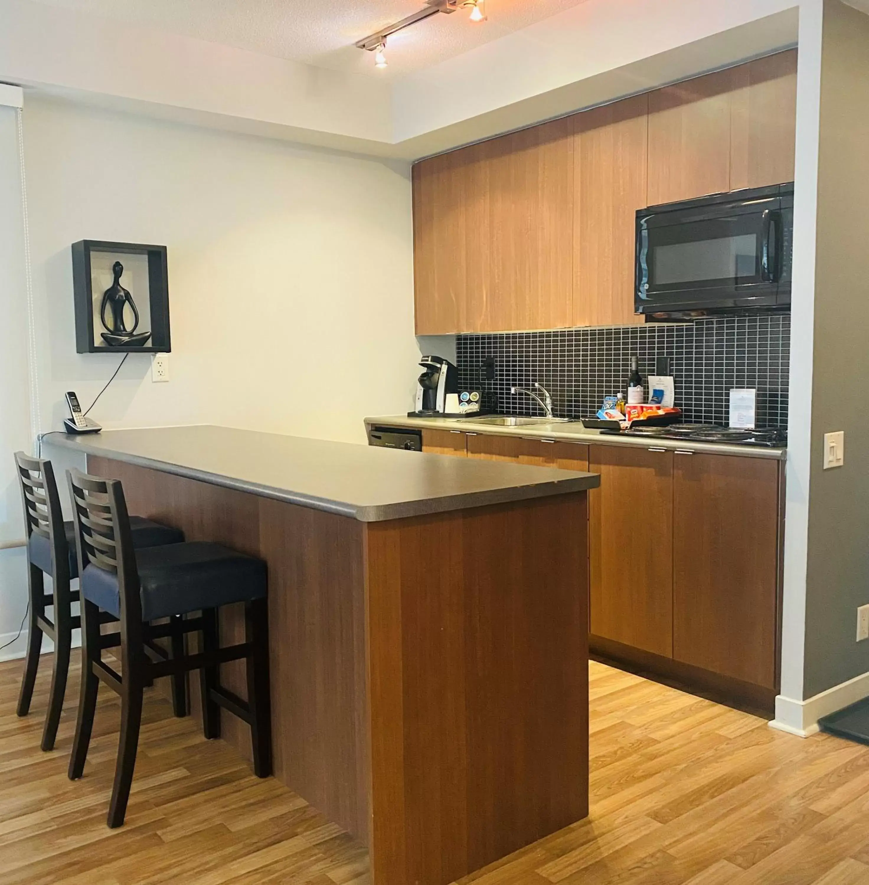 Kitchen or kitchenette, Kitchen/Kitchenette in Executive Hotel Cosmopolitan Toronto