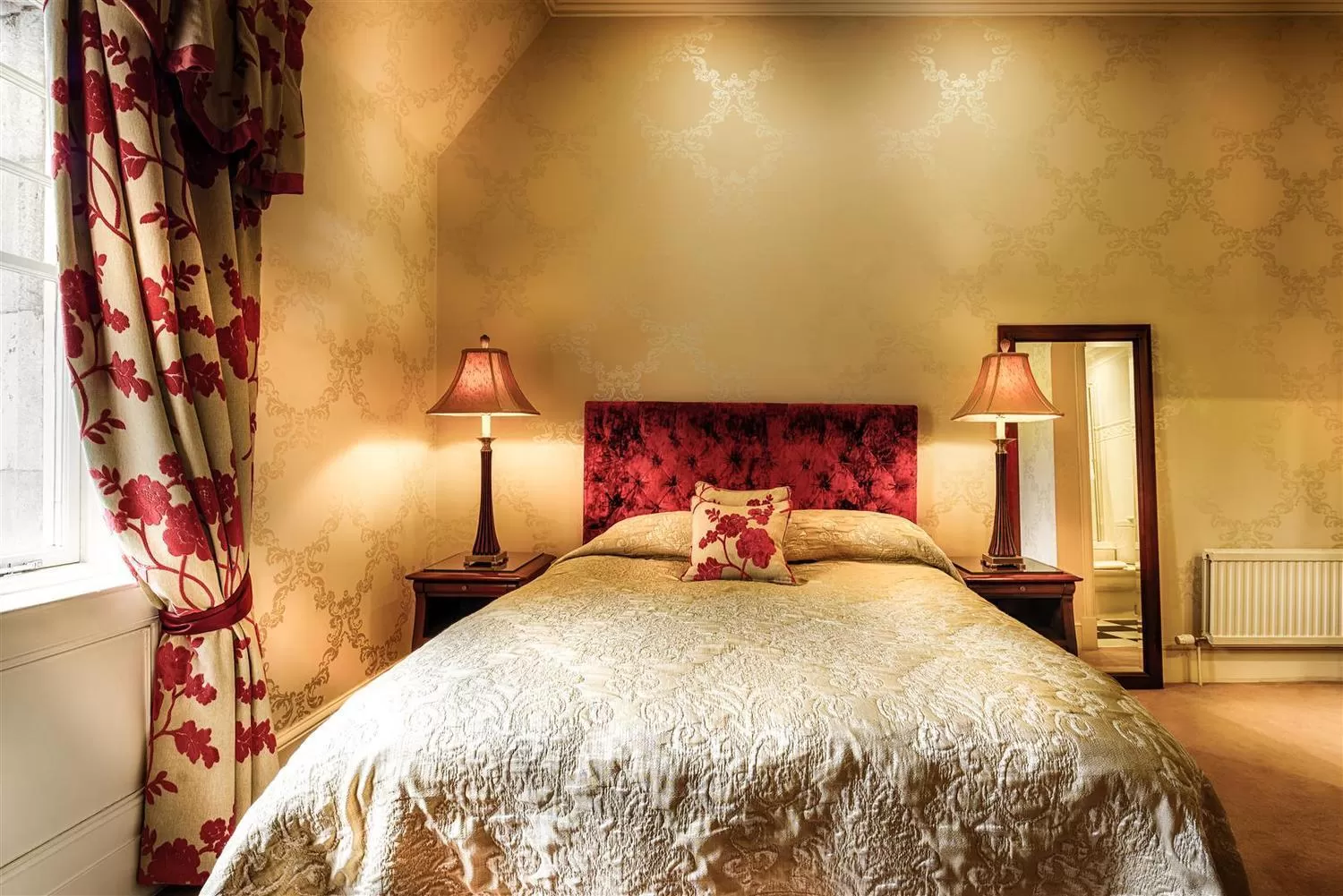 Bed in Mansion House Hotel