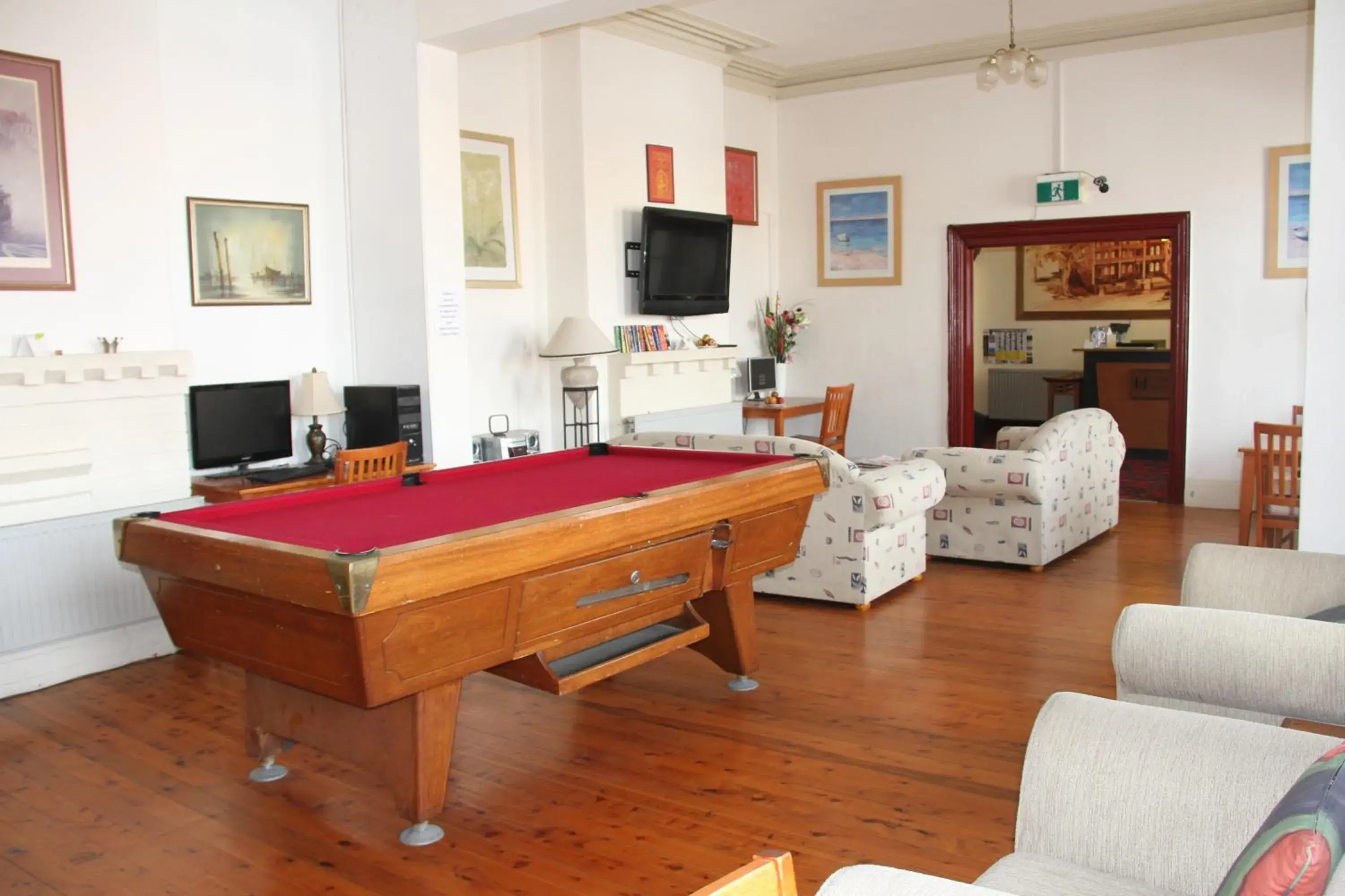 Communal lounge/ TV room, Billiards in Alpine Heritage Motel