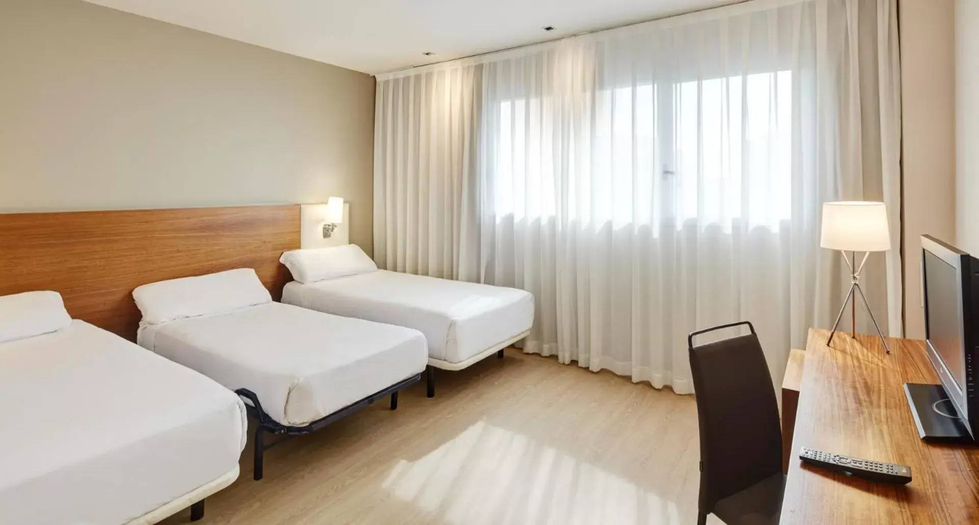 Photo of the whole room, Bed in Sercotel Ciutat de Montcada