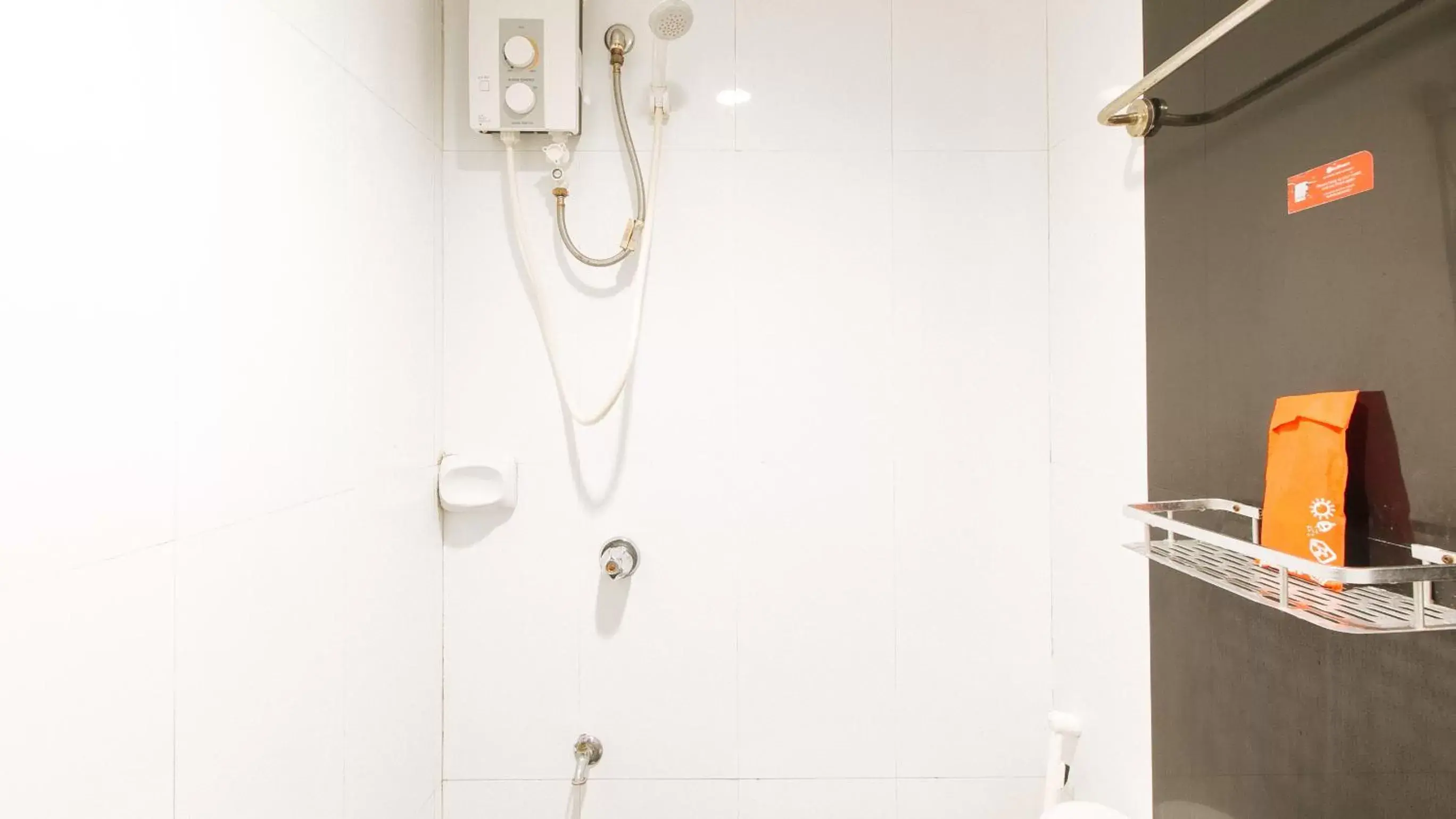 Shower, Bathroom in RedDoorz near Bambang Station