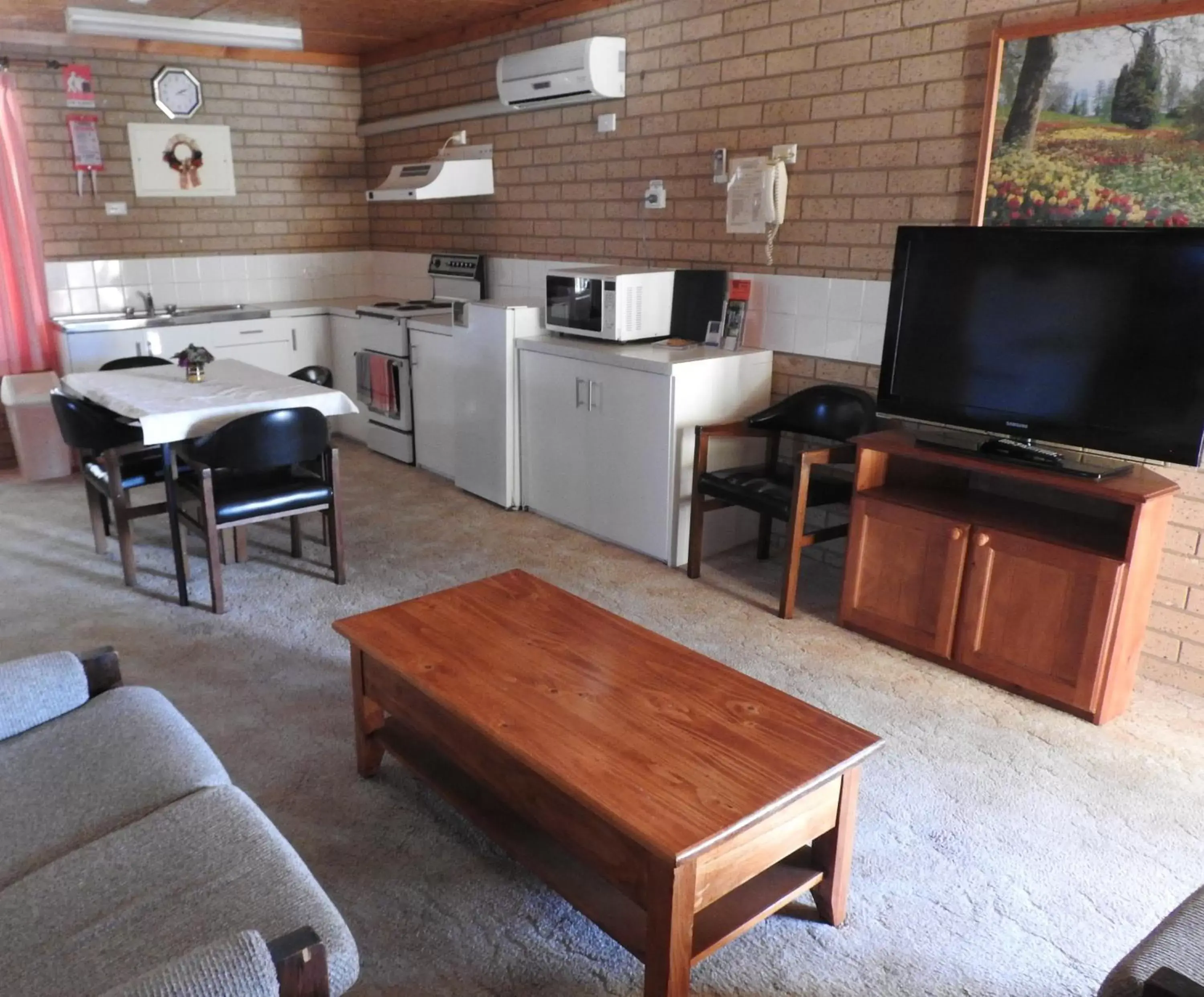 Kitchen or kitchenette, Dining Area in Lone Pine Motel