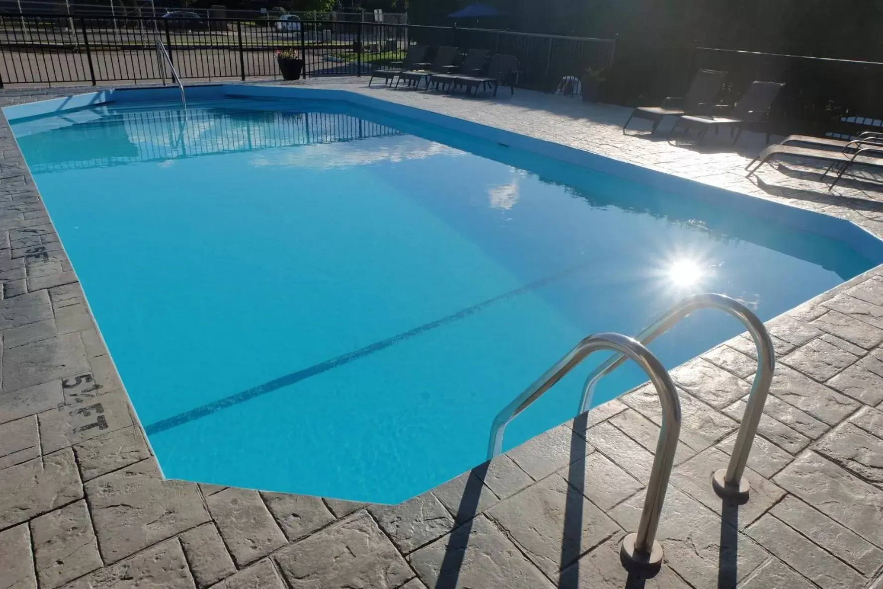 Swimming Pool in Oasis Inn